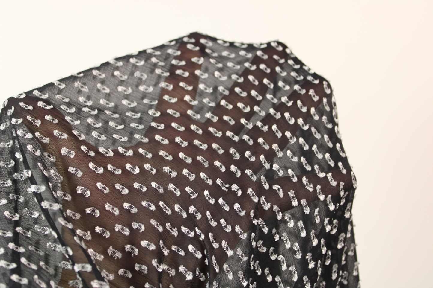 Tissu plumetis - noir et blanc - photo 6/6 | So Tissus