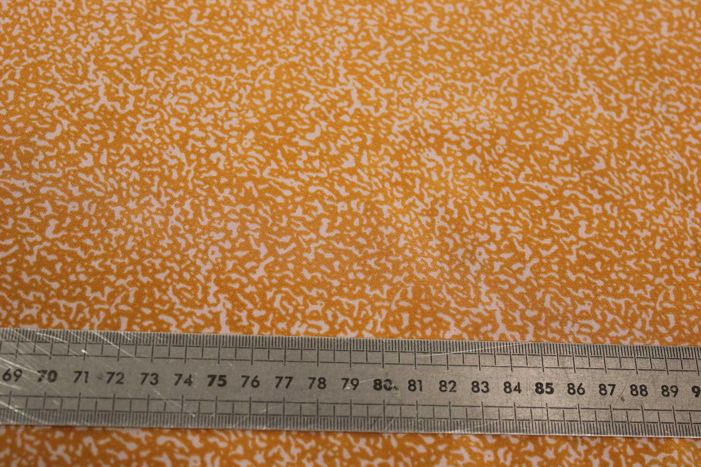Tissu crêpe de chine 100% soie - imprimé tacheté - orange et blanc - photo 5/5 | So Tissus