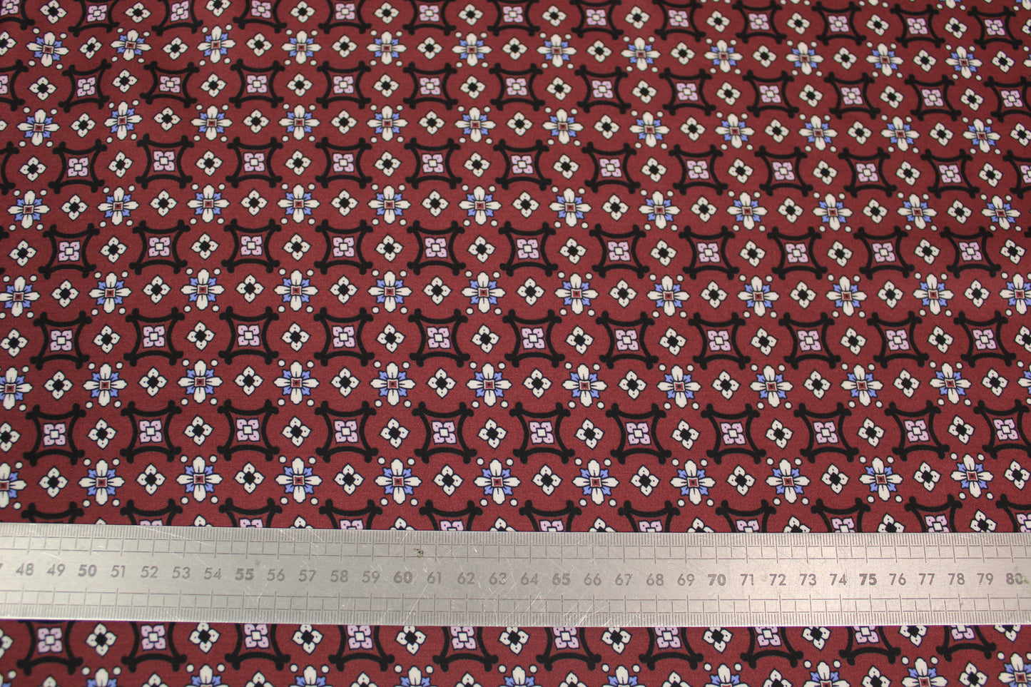 Tissu satin de viscose - imprimé baroque - ton bourgogne - photo 5/5 | So Tissus