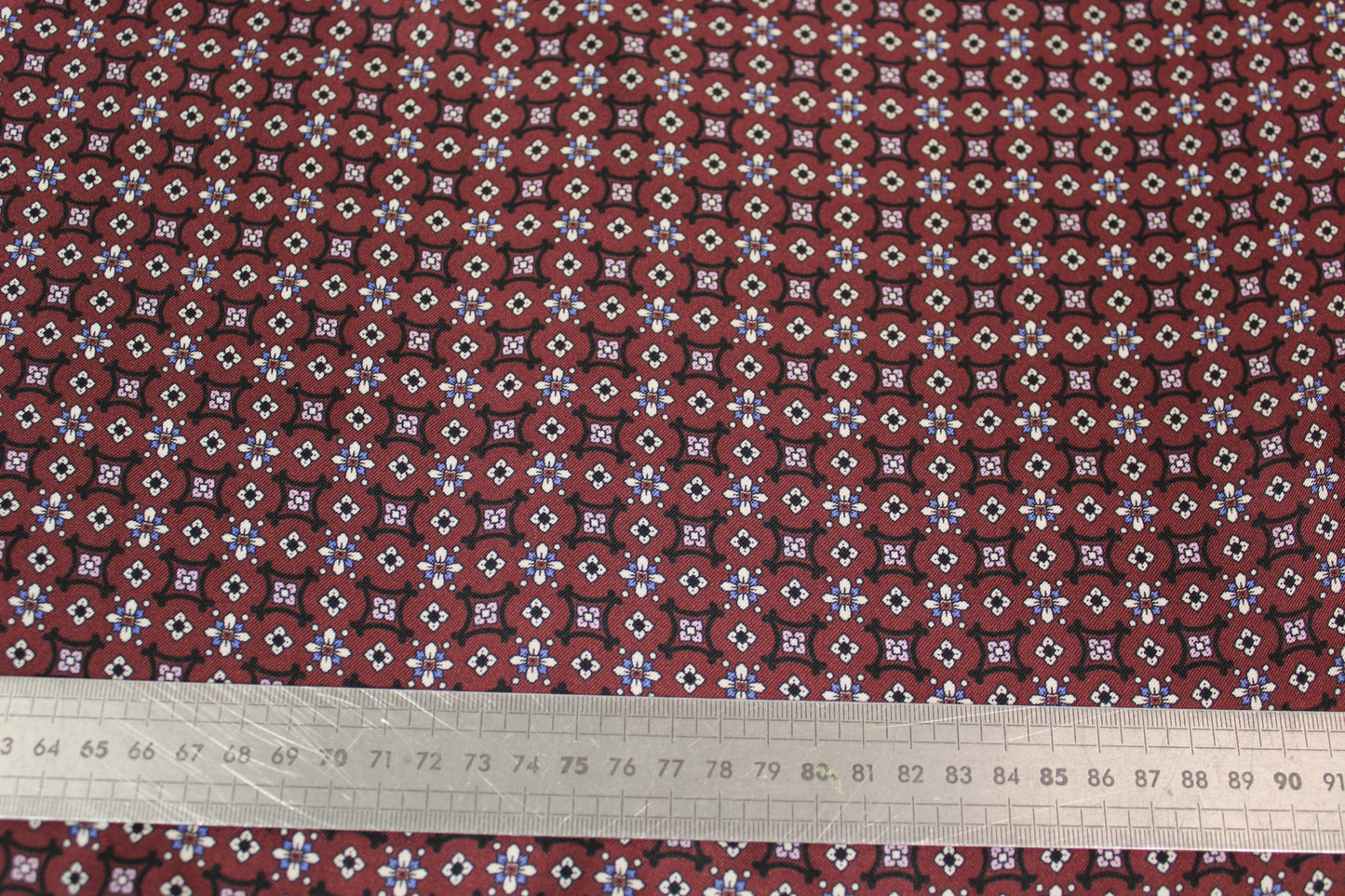 Tissu twill de soie - imprimé baroque - ton bourgogne - photo 5/5 | So Tissus