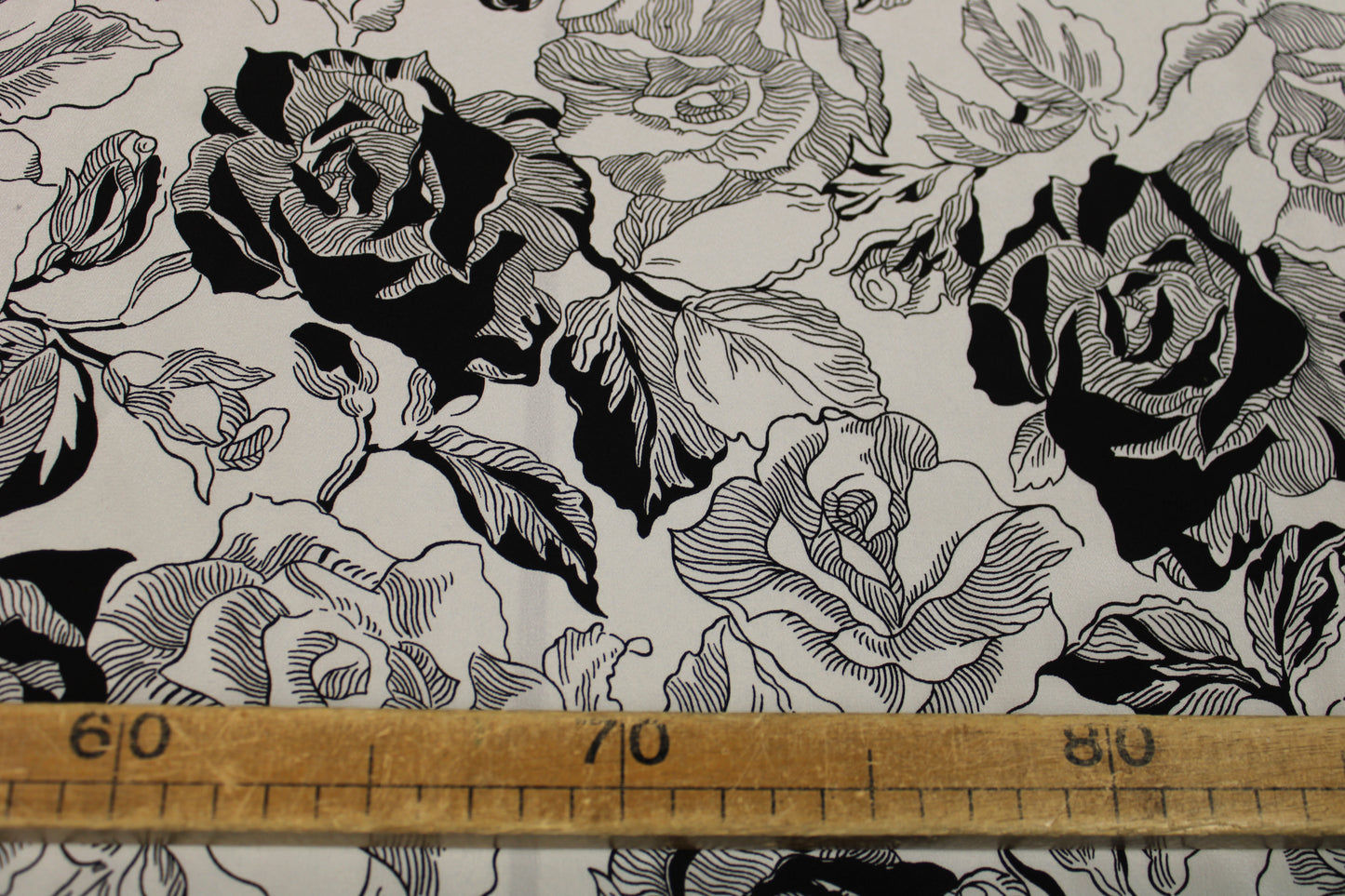 Tissu crêpe de chine 100% soie - imprimé fleurs abstraite - noir et blanc - photo 5/5 | So Tissus
