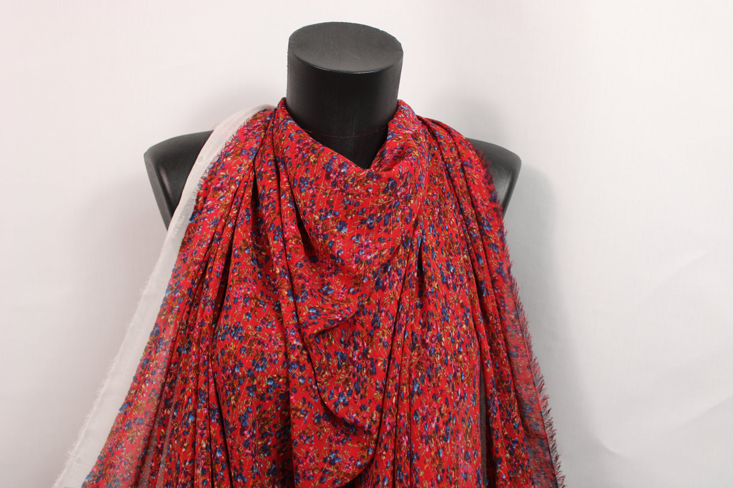 Tissu crêpe georgette - imprimé fleuri - ton rouge - photo 4/4 | So Tissus