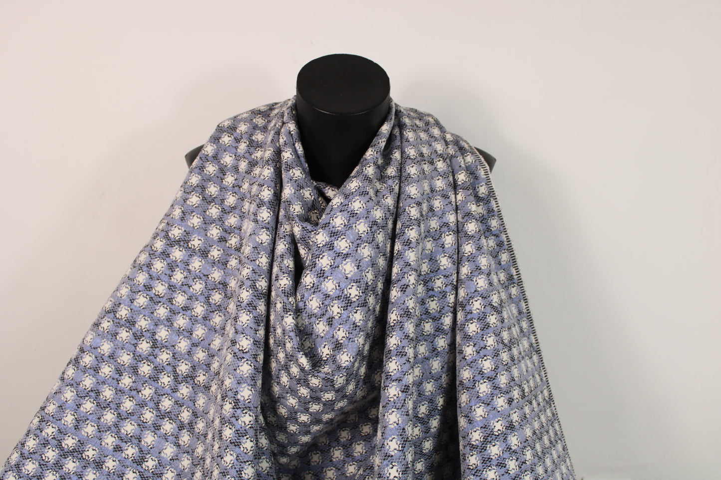 Tissu brocart double face - écru, noir et bleu - photo 8/8 | So Tissus