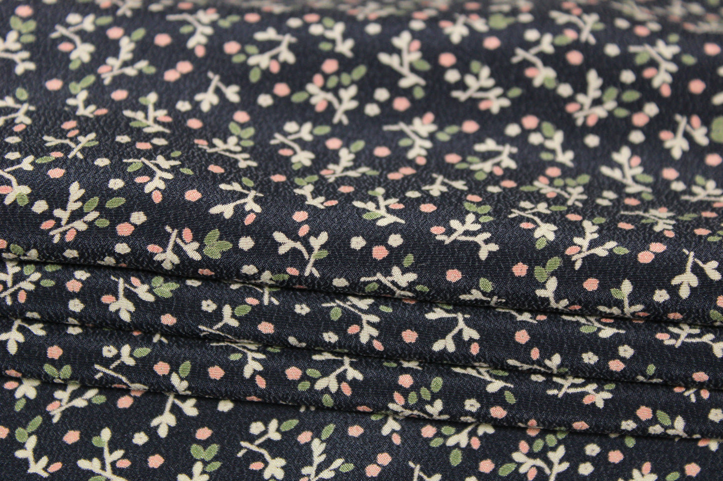 Tissu crêpe de soie lavé - imprimé fleuri - ton bleu marine - photo 5/5 | So Tissus