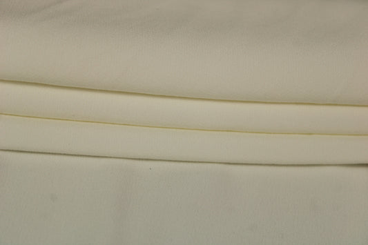 Tissu crêpe envers satin stretch - blanc cassé - photo 2/4 | So Tissus
