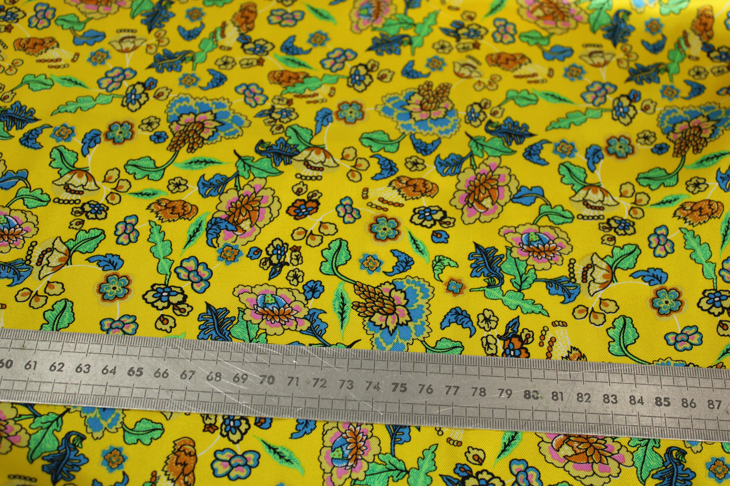 Tissu satin - imprimé fleuri - ton jaune - photo 5/5 | So Tissus