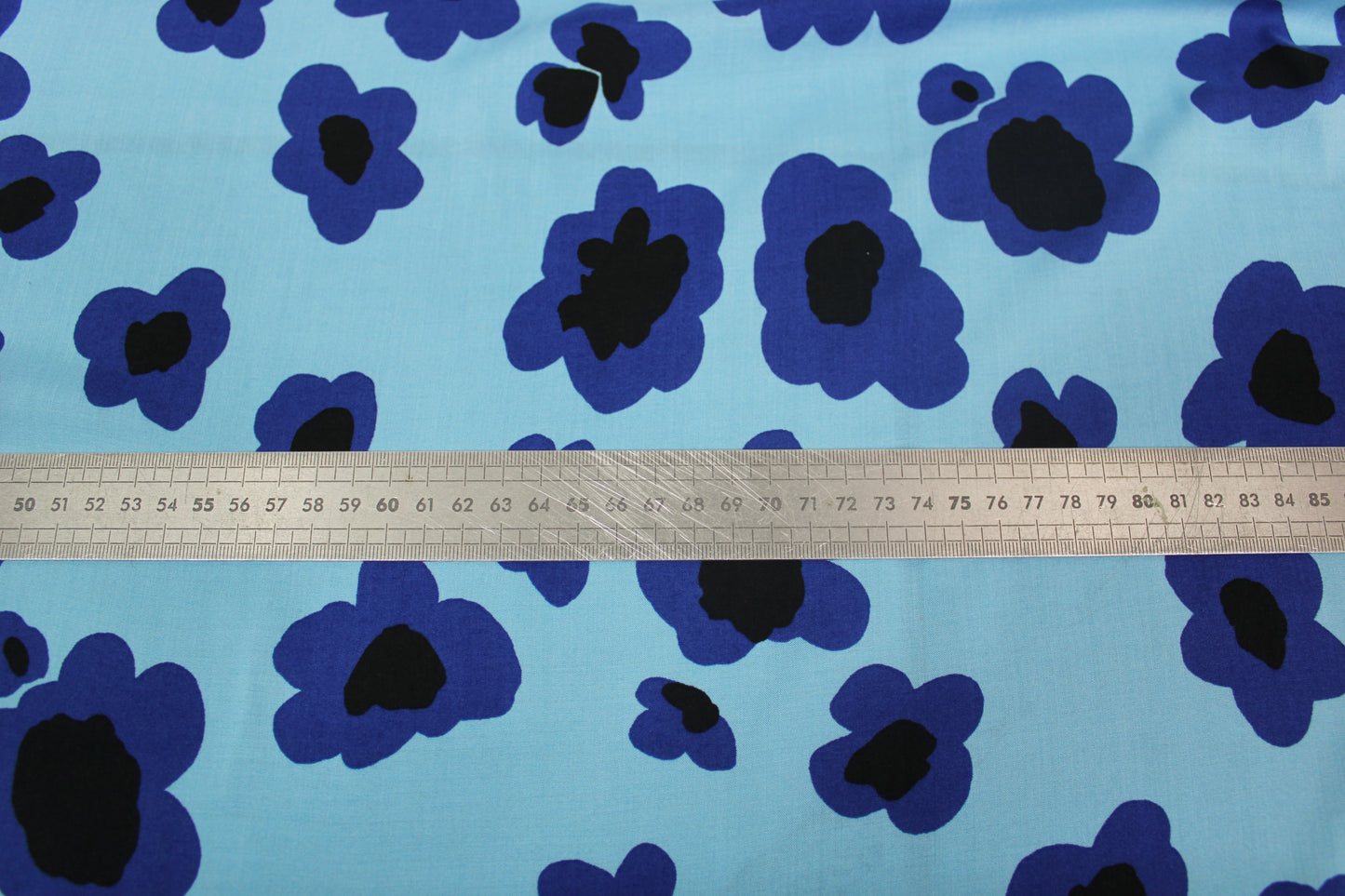 Tissu javanaise de viscose - imprimé fleurs abstraites - ton bleu - photo 5/5 | So Tissus