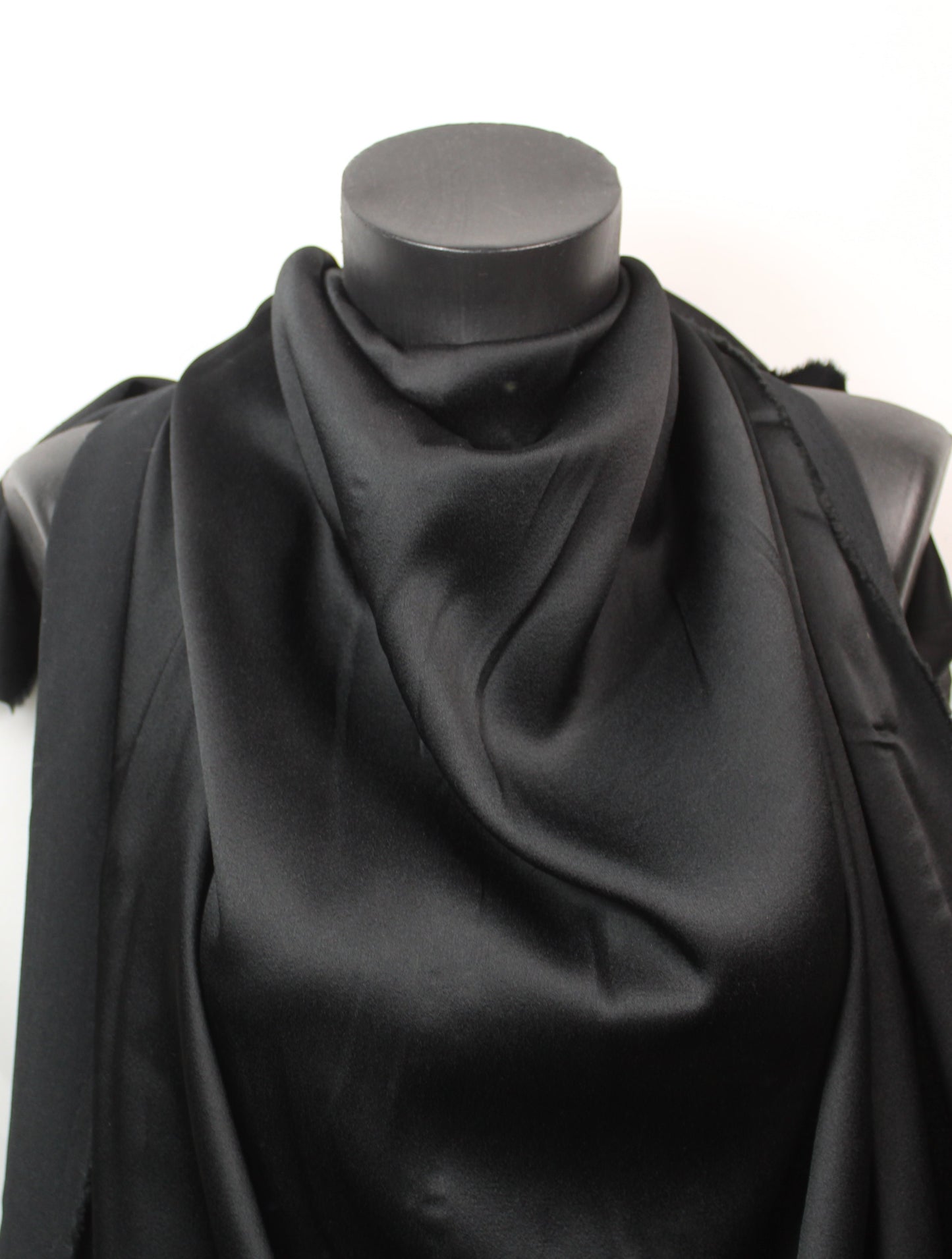 Tissu crêpe envers satin japonais - noir - photo 4/4 | So Tissus