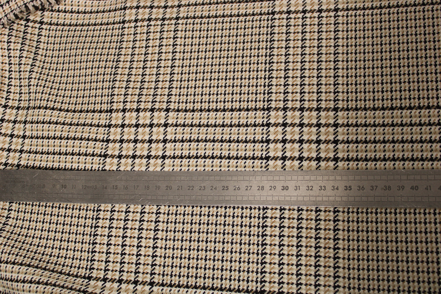 Tissu tweed de laine - imprimé à carreaux - ton beige, noir et blanc - photo 5/5 | So Tissus