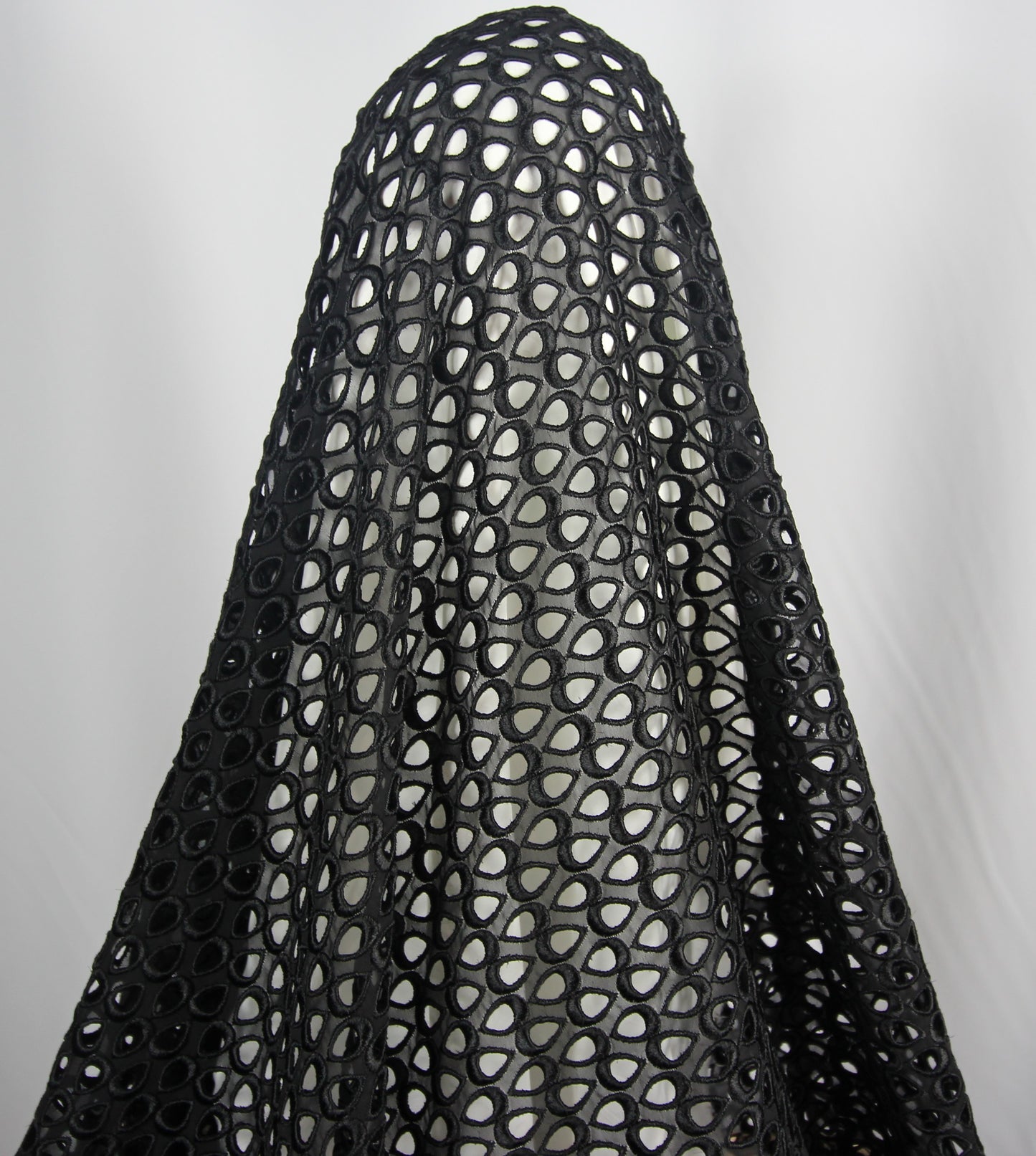 Tissus haute couture. Tissus au mètre pas cher. Tissus pas cher. Acheter tissus au mètre. Tissus français. Tissus de grandes maisons. Tissus haut de gamme. Tissus pour collection. Tissus pour createur. Jeune createur. Laine. Soie. Coton. Lin.