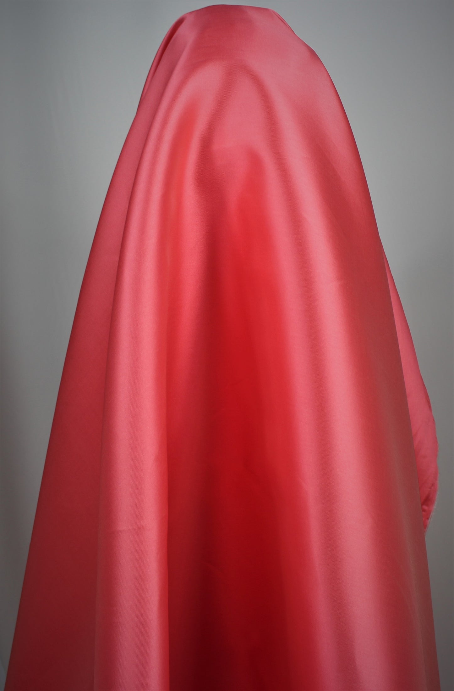 Tissus haute couture. Tissus au mètre pas cher. Tissus pas cher. Acheter tissus au mètre. Tissus français. Tissus de grandes maisons. Tissus haut de gamme. Tissus pour collection. Tissus pour createur. Jeune createur. Laine. Soie. Coton. Lin.
