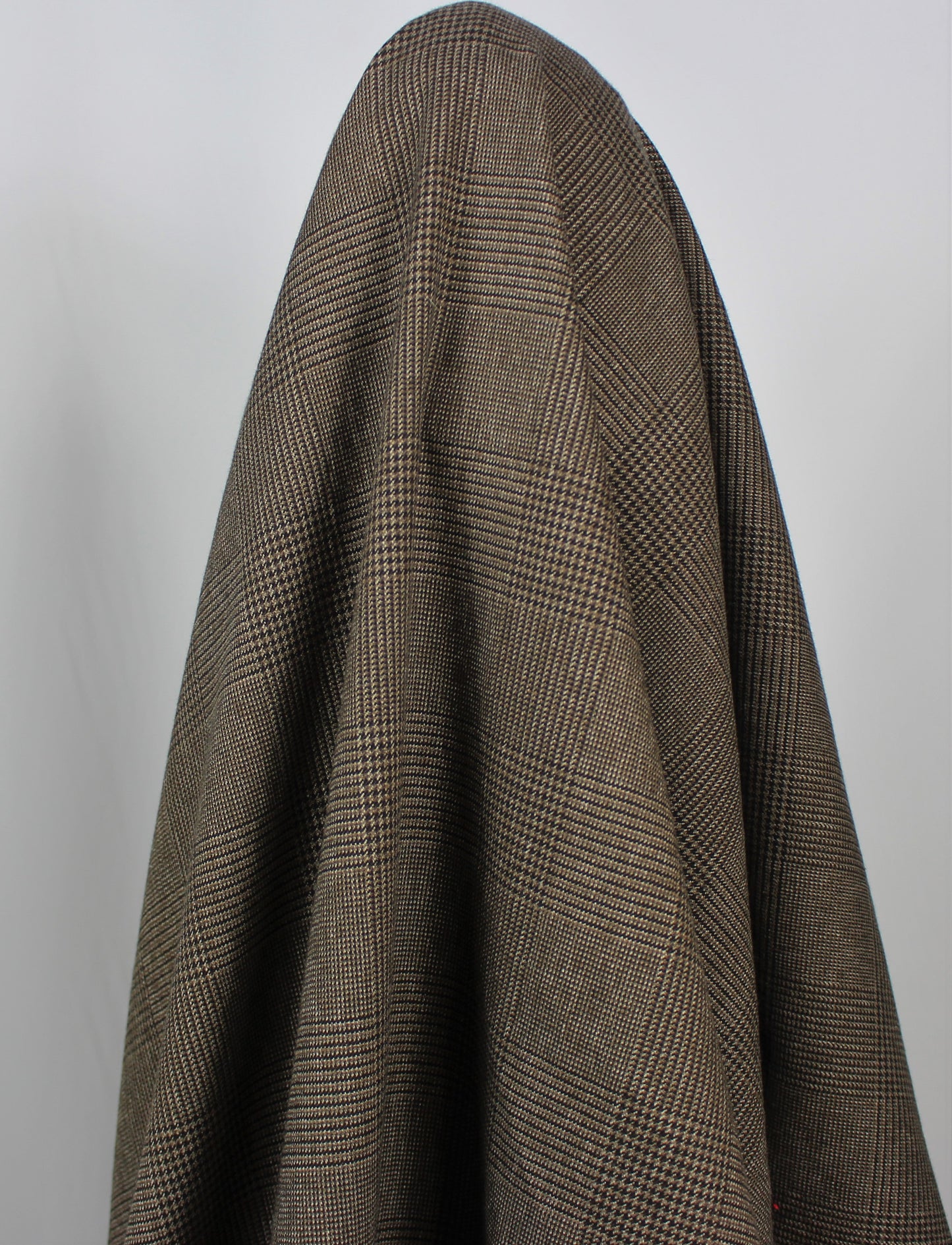 Tissus haute couture. Tissus au mètre pas cher. Tissus pas cher. Acheter tissus au mètre. Tissus français. Tissus de grandes maisons. Tissus haut de gamme. Tissus pour collection. Tissus pour createur. Jeune createur. Laine. Soie. Coton. Lin.