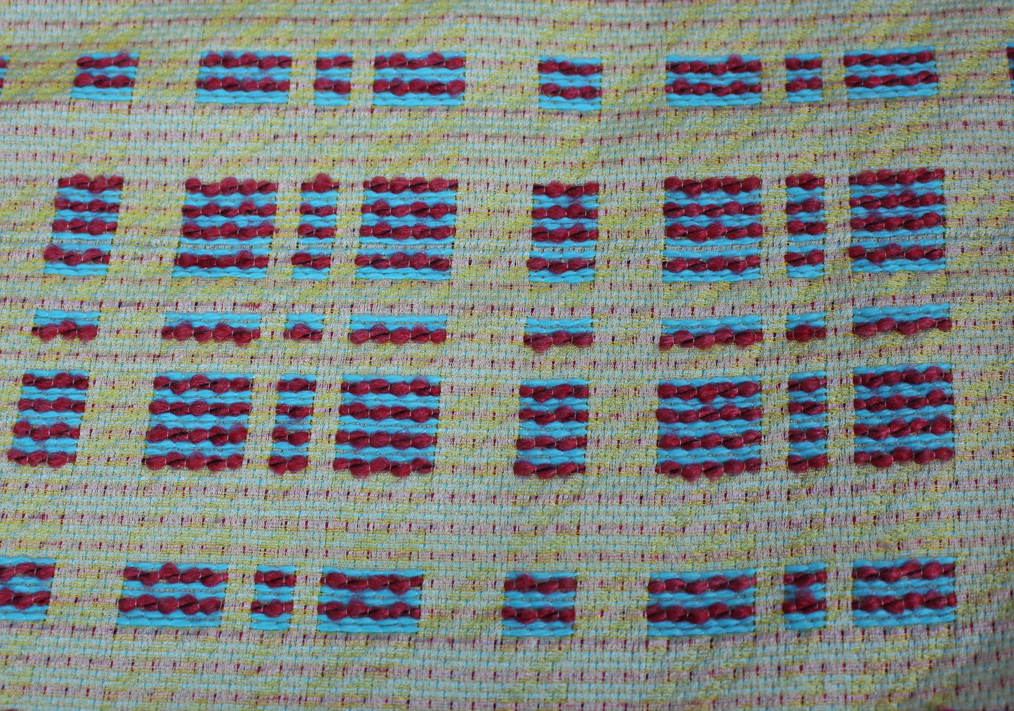 Tissus haute couture. Tissus au mètre pas cher. Tissus pas cher. Acheter tissus au mètre. Tissus français. Tissus de grandes maisons. Tissus haut de gamme. Tissus pour collection. Tissus pour createur. Jeune createur. Laine. Soie. Coton. Lin.