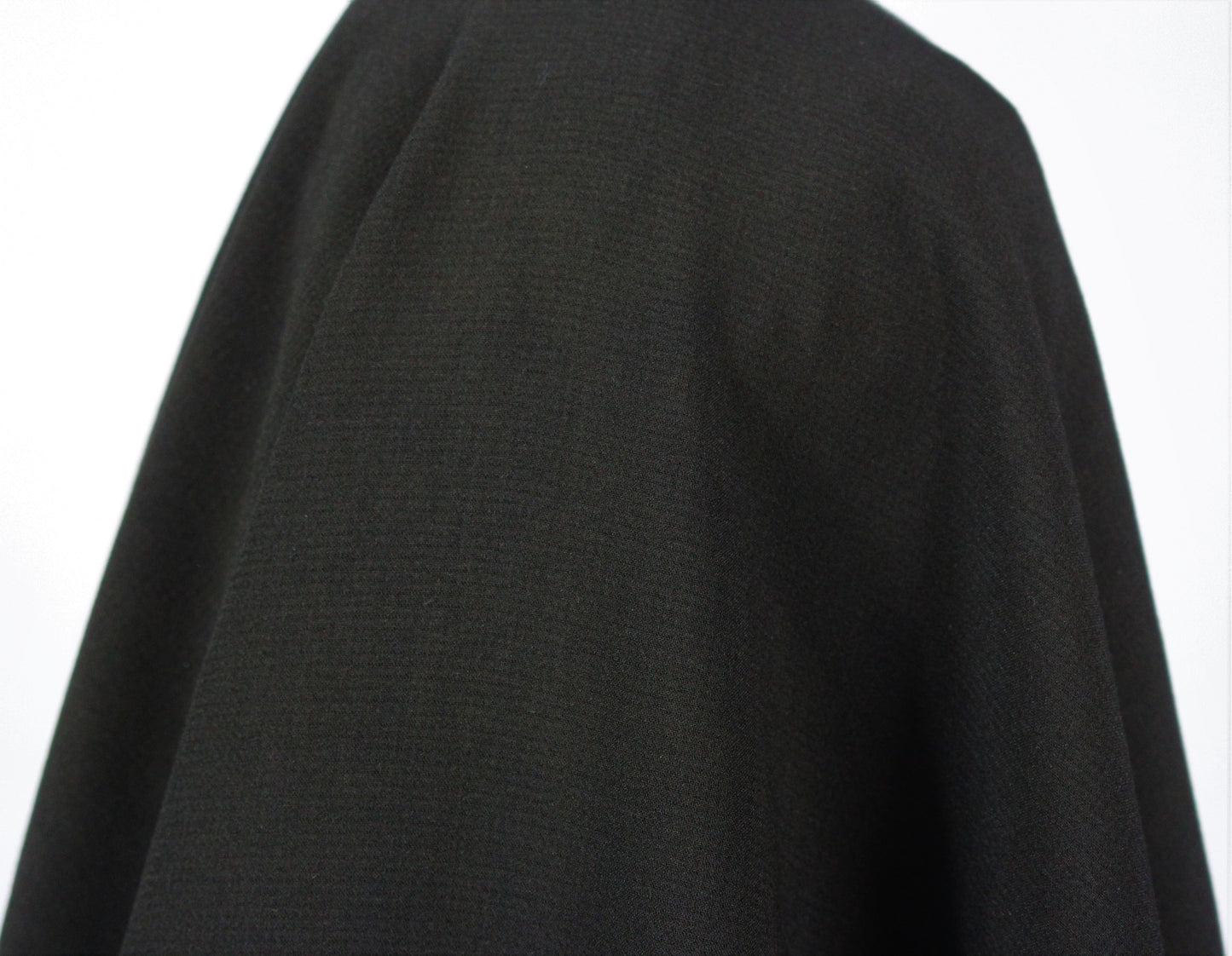 Tissus haute couture. Tissus au mètre pas cher. Tissus pas cher. Acheter tissus au mètre. Tissus français. Tissus de grandes maisons. Tissus haut de gamme. Tissus pour collection. Tissus pour createur. Jeune createur. Laine. Soie. Coton. Lin.