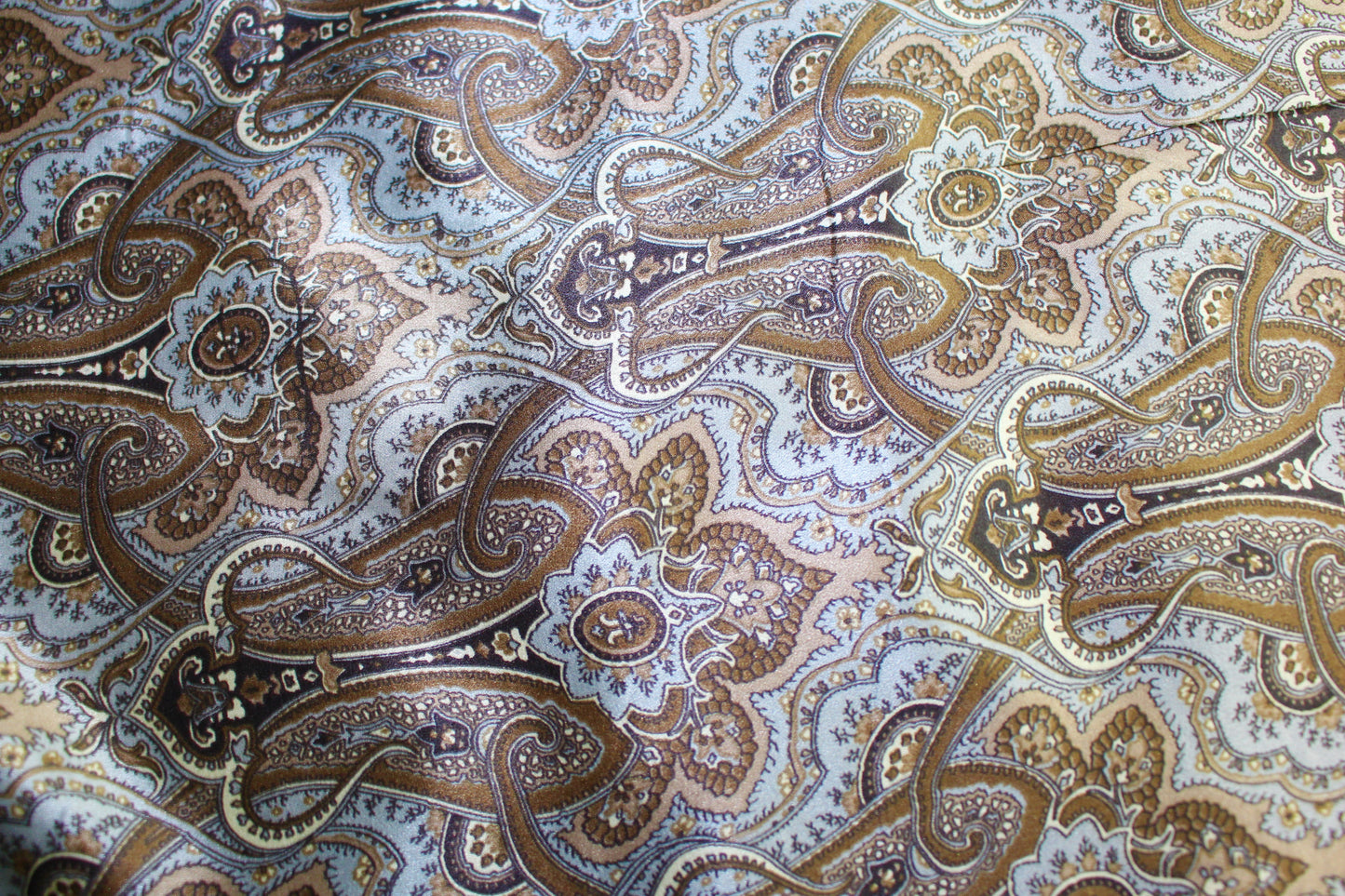 Tissu satin de soie 100% - imprimé cachemire | Bennytex | Mondial Tissus | Cousette | Tissus de rêve | Tissus.net