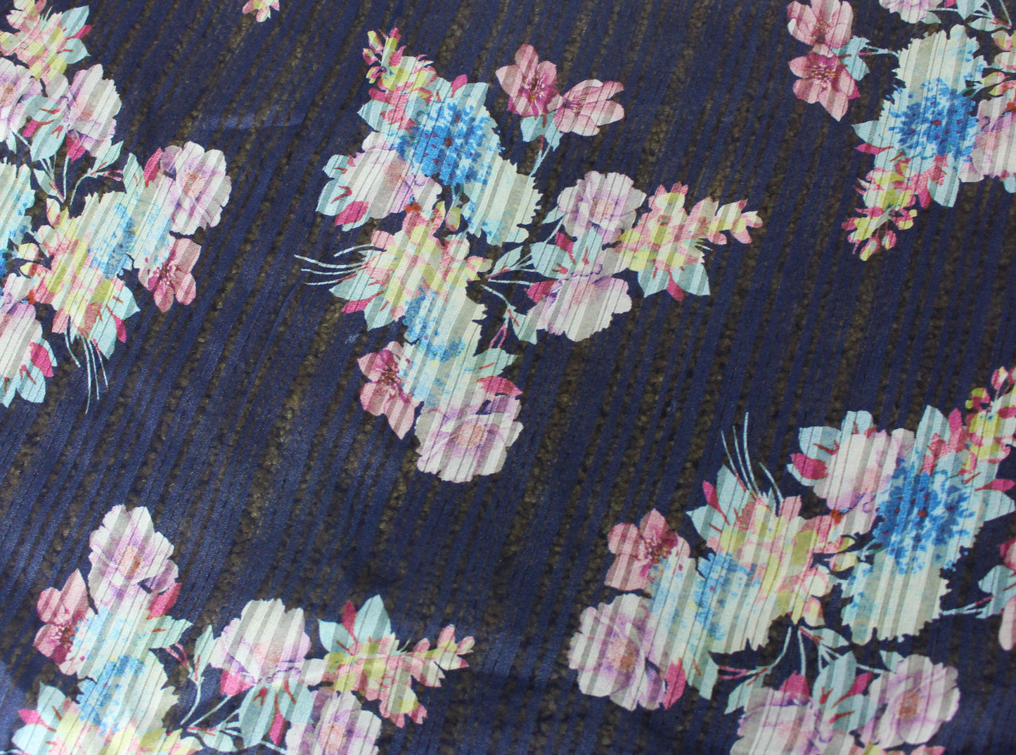 So Tissus | Coupon de 3 mètres - Crêpe georgette polyester - imprimé fleuri| Bennytex | Mondial Tissus | Cousette | Tissus de rêve | Tissus.net