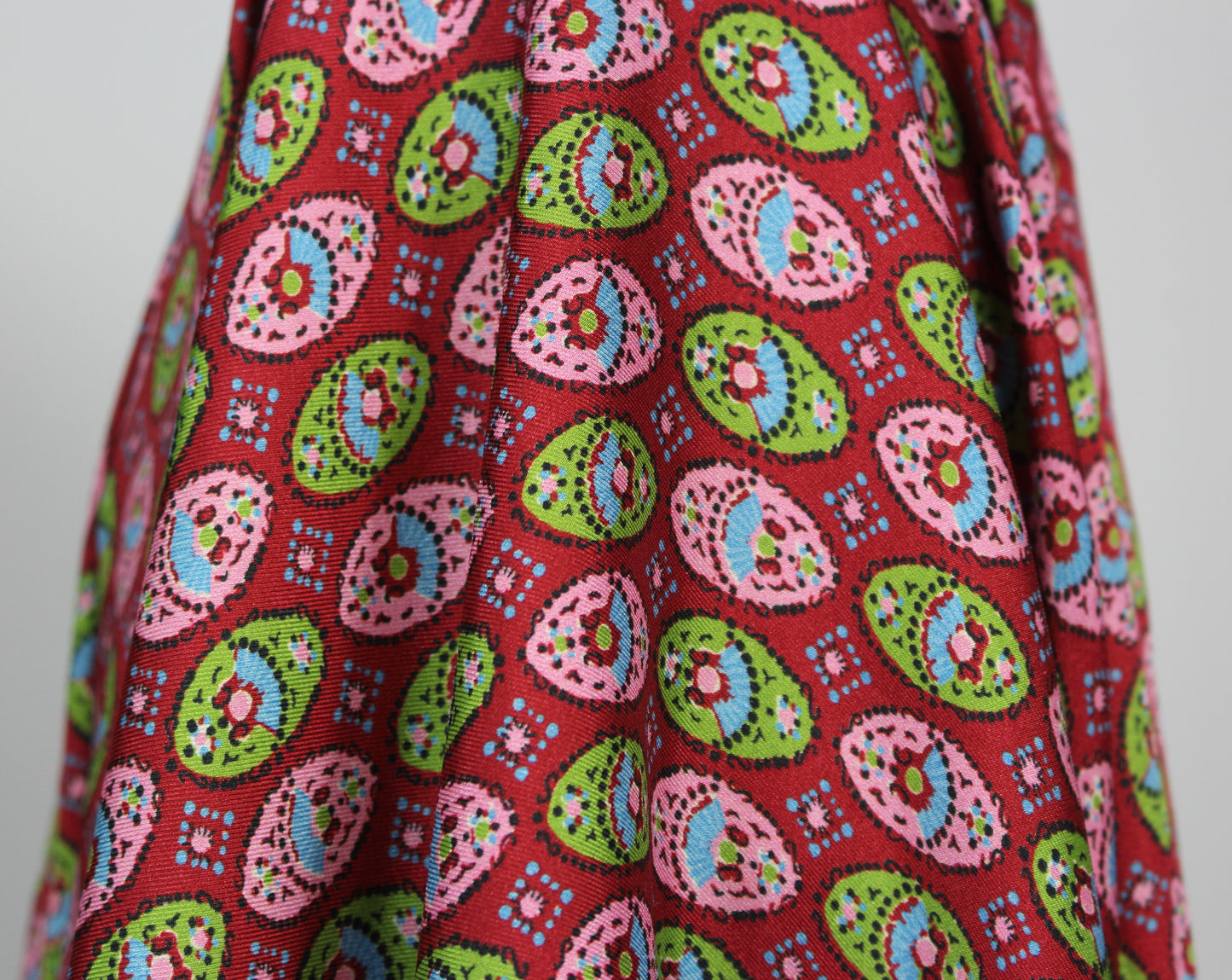 Tissus haute couture. Tissus au mètre pas cher. Tissus pas cher. Acheter tissus au mètre. Tissus français. Tissus de grandes maisons. Tissus haut de gamme. Tissus pour collection. Tissus pour createur. Jeune createur. Laine. Soie. Coton. Lin.