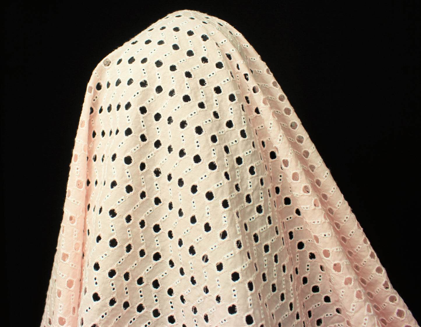 Tissus haute couture. Tissus au mètre pas cher. Tissus pas cher. Acheter tissus au mètre. Tissus français. Tissus de grandes maisons. Tissus haut de gamme. Tissus pour collection. Tissus pour createur. Jeune createur. Laine. Soie. Coton. Lin.