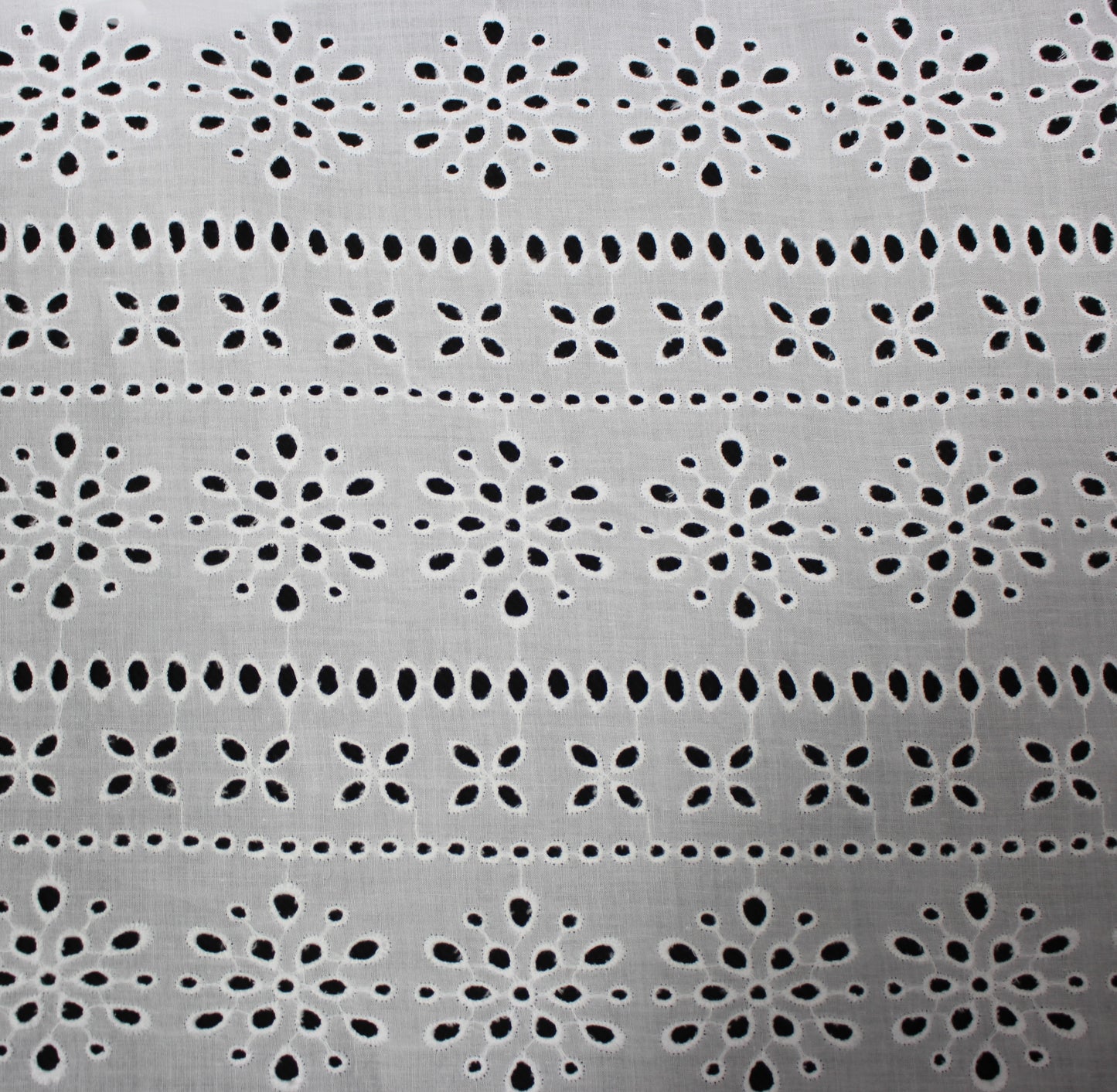 Tissus haute couture. Tissus au mètre pas cher. Tissus pas cher. Acheter tissus au mètre. Tissus français. Tissus de grandes maisons. Tissus haut de gamme. Tissus pour collection. Tissus pour createur. Jeune createur. Laine. Soie. Coton. Lin.