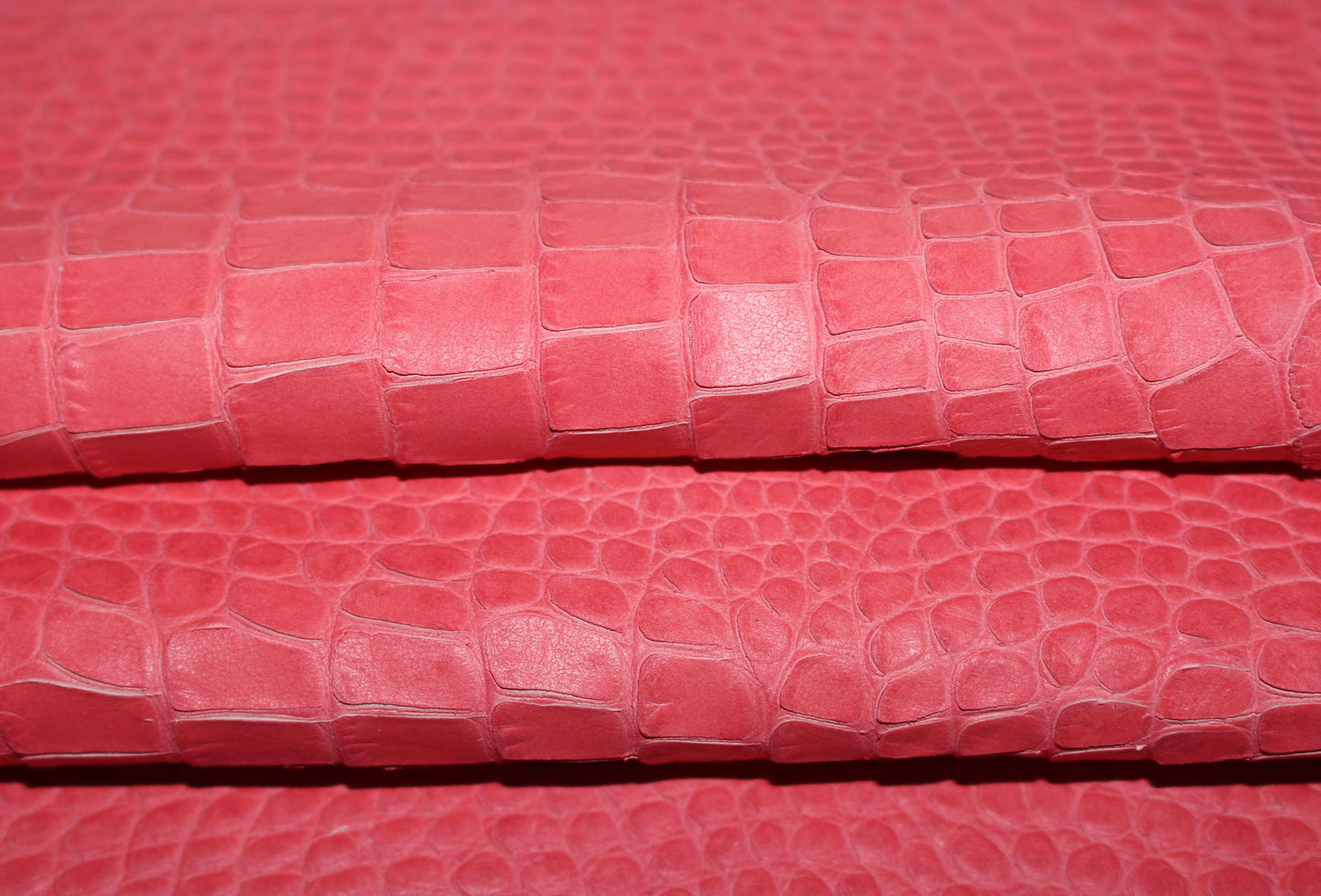 Cuir de vachette - imitation croco - rose | Bennytex | Mondial Tissus | Cousette | Tissus de rêve | Tissus.net