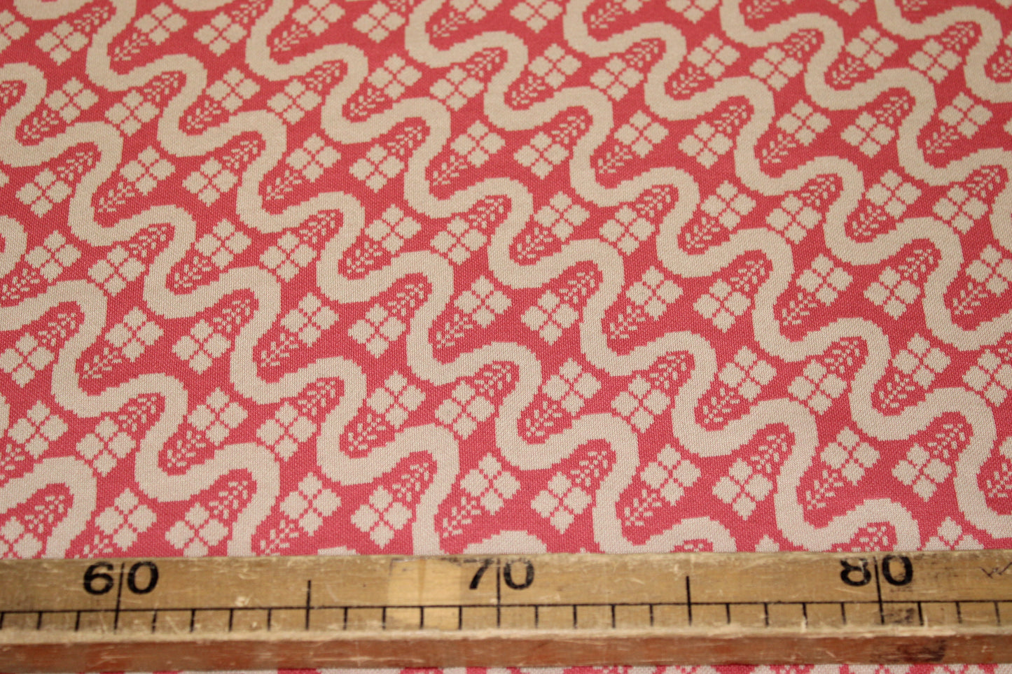 Tissu maille - imprimé géométrique - rose et beige - photo 5/5 | So Tissus