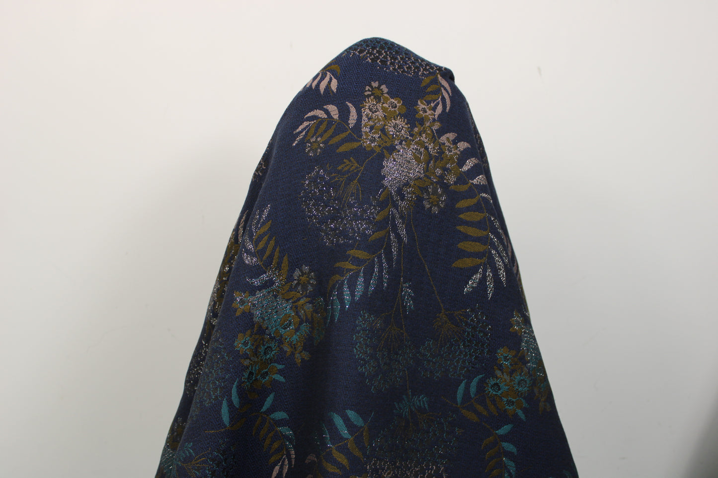 Tissu brocart - imprimé fleuri - bleu marine et argenté - photo 5/5 | So Tissus