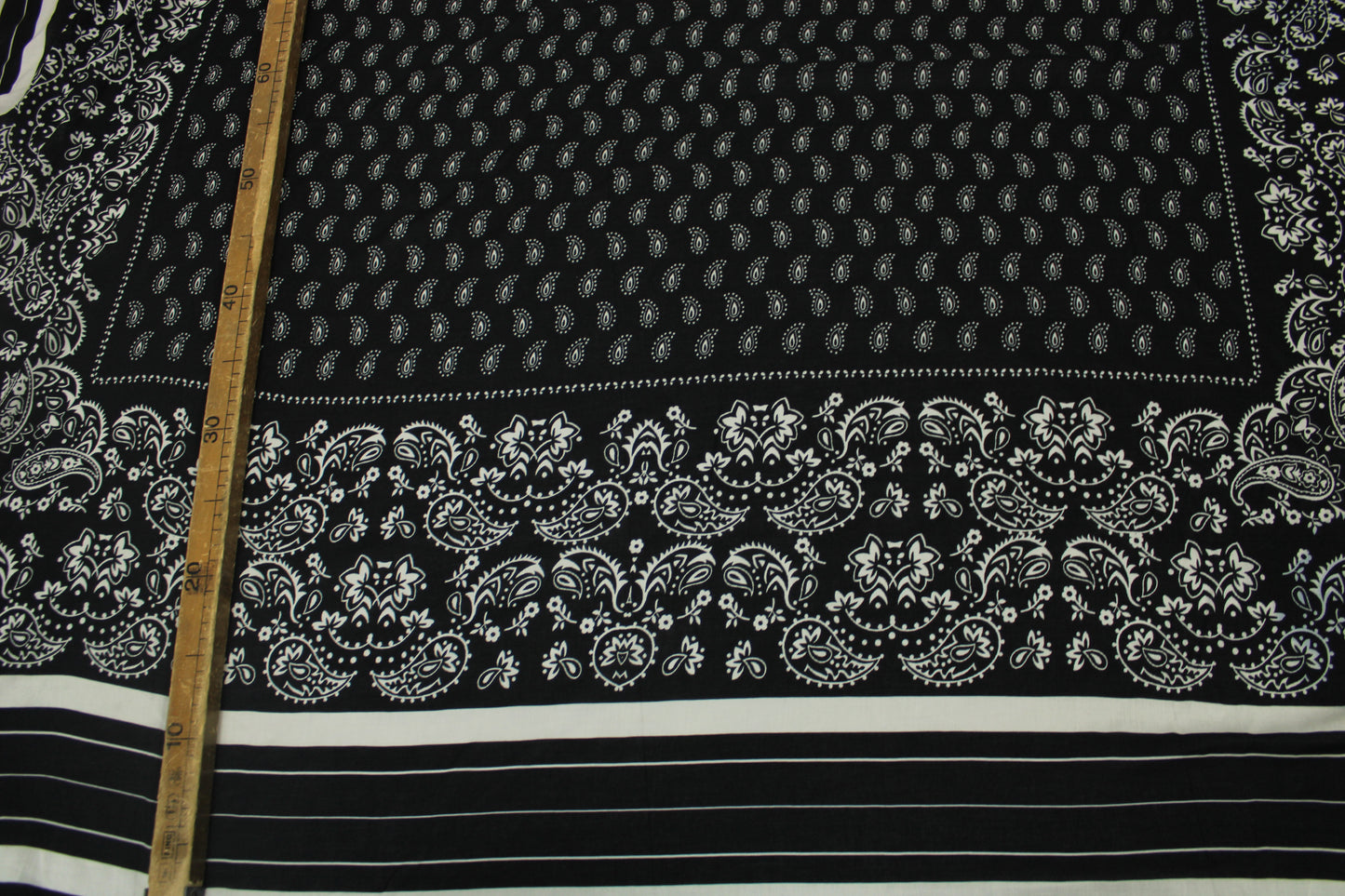 Tissu javanaise de viscose - imprimé bandana - noir et blanc - photo 5/5 | So Tissus
