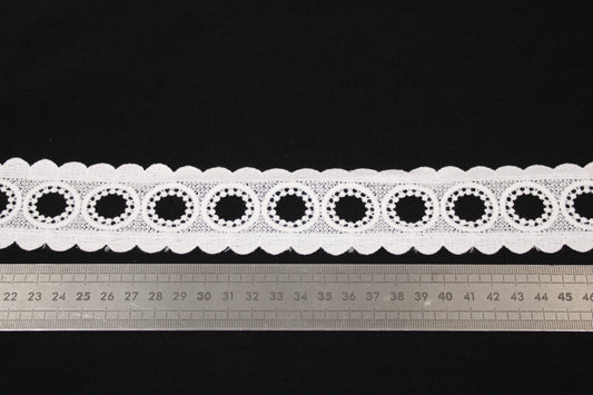 Galon - guipure blanche - motif circulaire - photo 2/3 | So Tissus