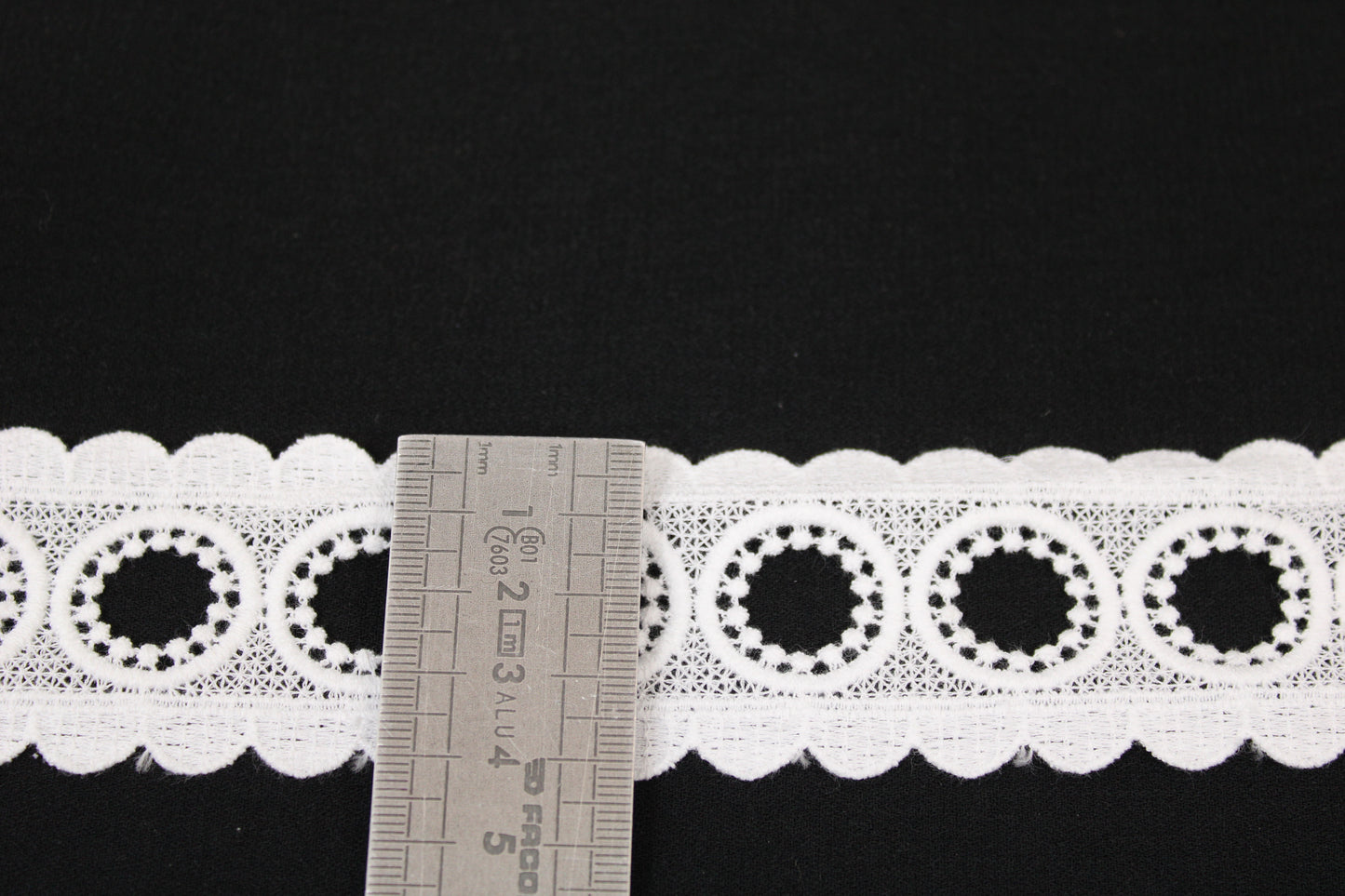 Galon - guipure blanche - motif circulaire - photo 3/3 | So Tissus
