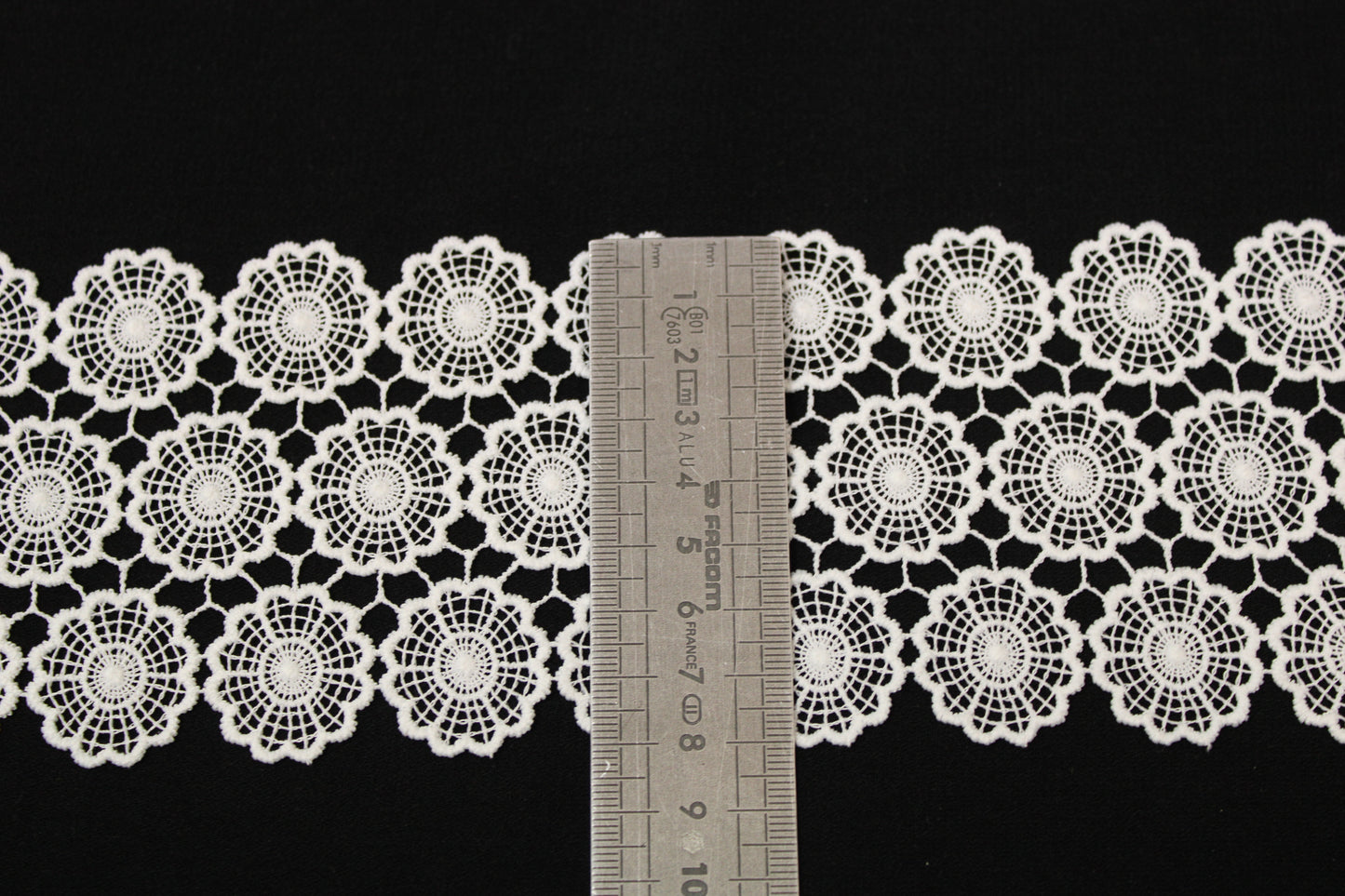 Galon - guipure blanche - motif rosace - photo 3/3 | So Tissus