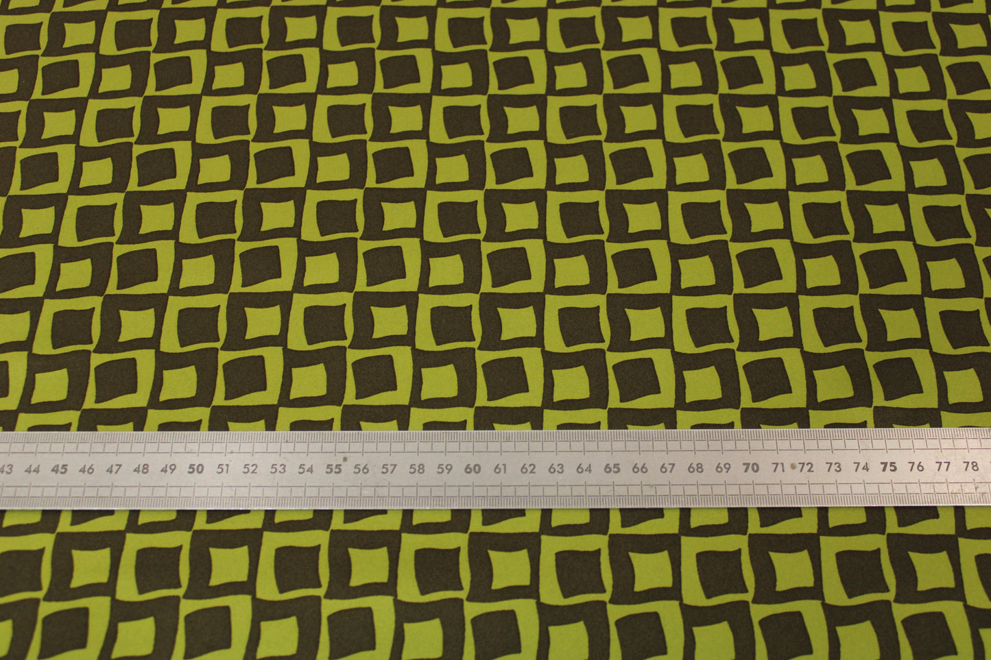 Tissu satin duchesse - imprimé géométrique - vert et kaki foncé - photo 5/5 | So Tissus