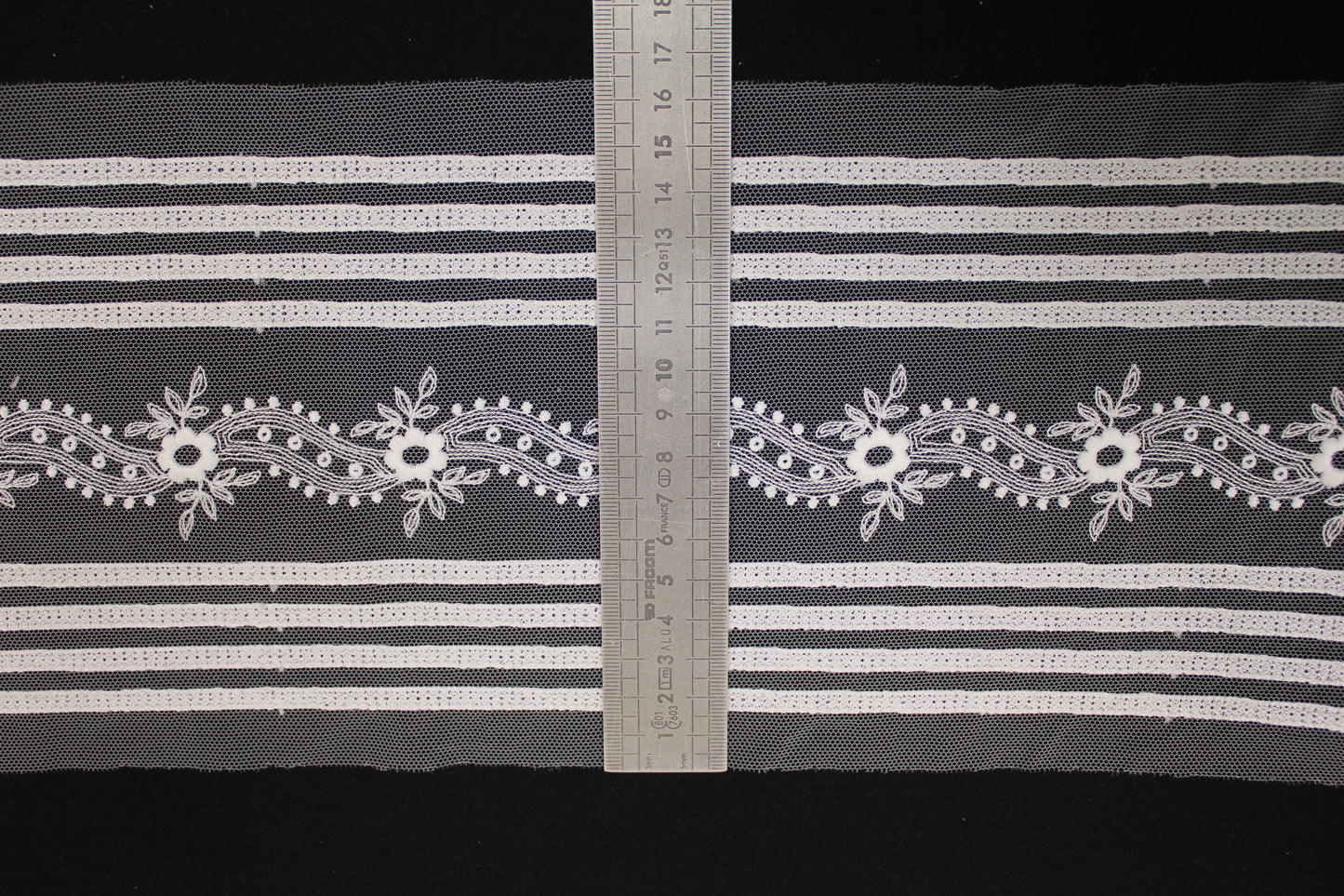 Galon - tulle blanc - motif fleuri - photo 3/3 | So Tissus