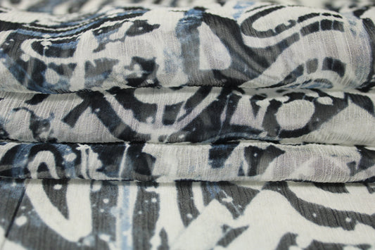Tissu mousseline soie - imprimé graphique - ton bleu, noir et blanc - photo 2/5 | So Tissus