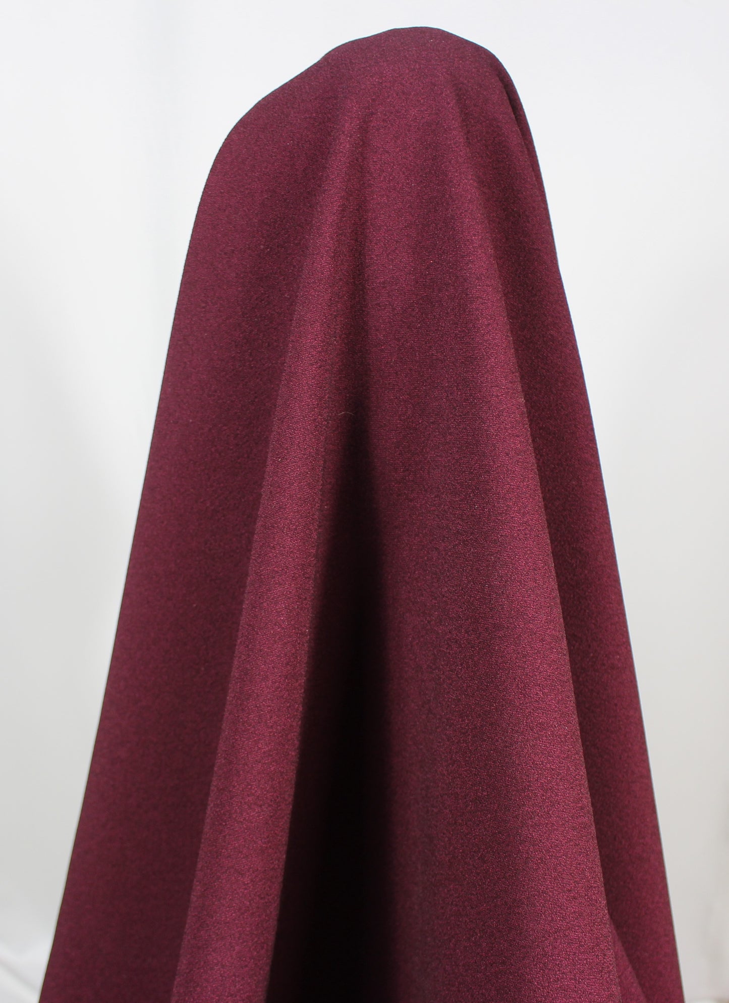 Tissus haute couture. Tissus au mètre pas cher. Tissus pas cher. Acheter tissus au mètre. Tissus français. Tissus de grandes maisons. Tissus haut de gamme. Tissus pour collection. Tissus pour createur. Jeune createur. Laine. Soie. Coton. Lin.