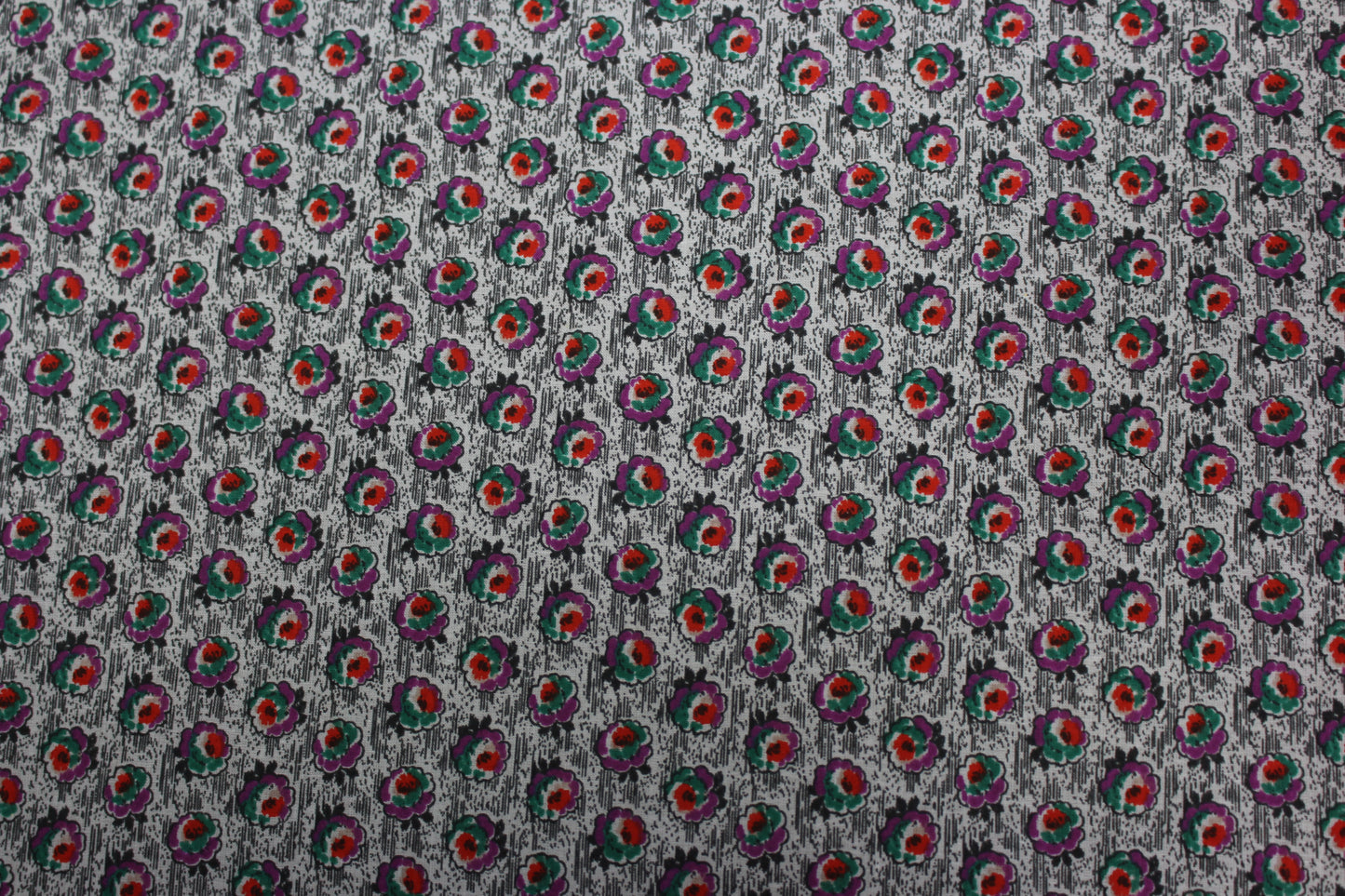 Tissus haute couture. Tissus au mètre pas cher. Tissus pas cher. Acheter tissus au mètre. Tissus français. Tissus de grandes maisons. Tissus haut de gamme. Tissus pour collection. Tissus pour createur. Jeune createur. Laine. Soie. Coton. Lin.