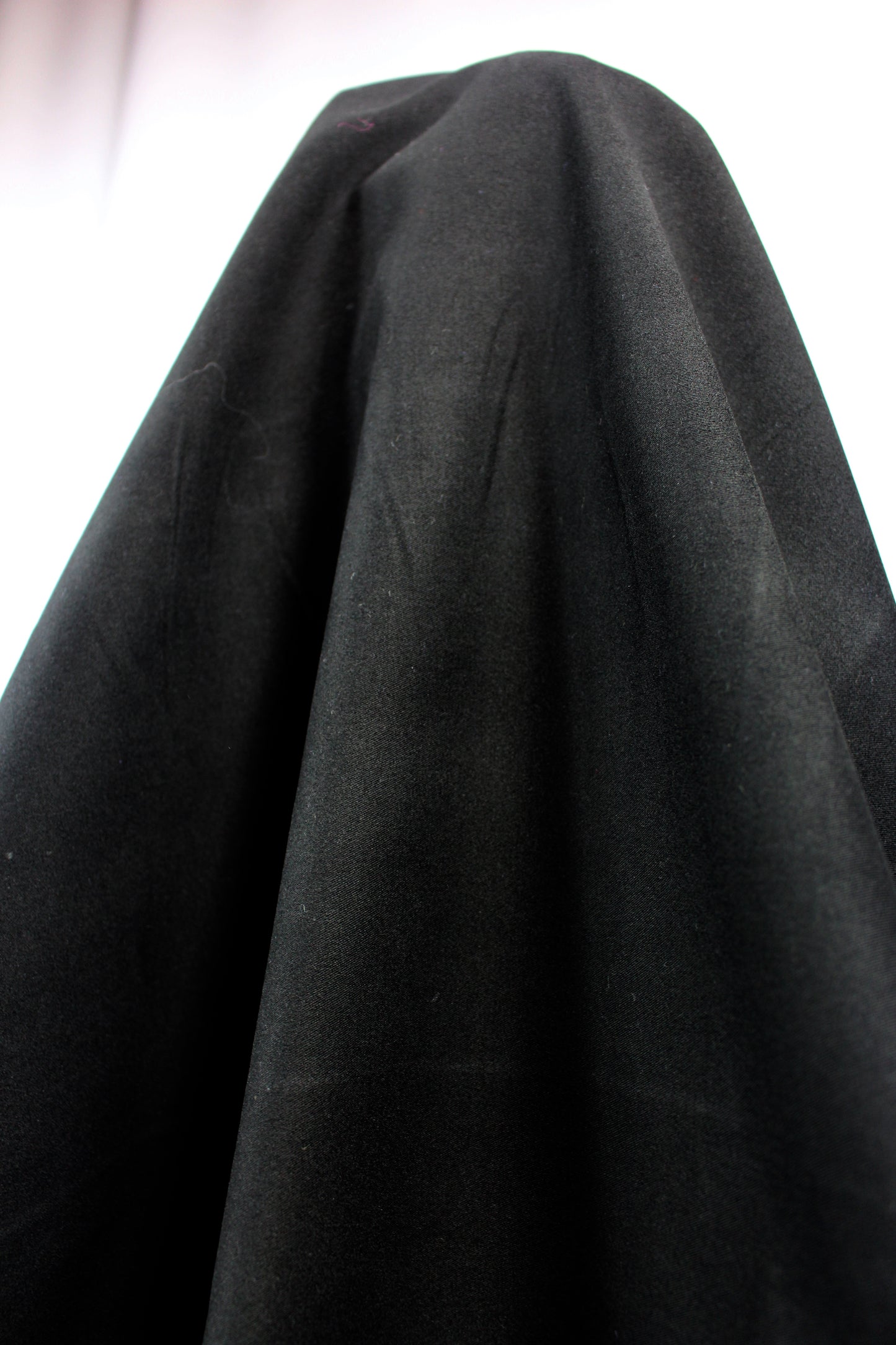 Tissus haute couture. Tissus au mètre pas cher. Tissus pas cher. Acheter tissus au mètre. Tissus français. Tissus de grandes maisons. Tissus haut de gamme. Tissus pour collection. Tissus pour createur. Jeune createur. Laine. Soie. Coton. Lin.