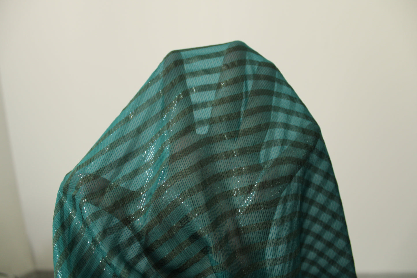 Tissu mousseline de soie et lurex - à rayures ton vert bouteille - photo 4/4 | So Tissus