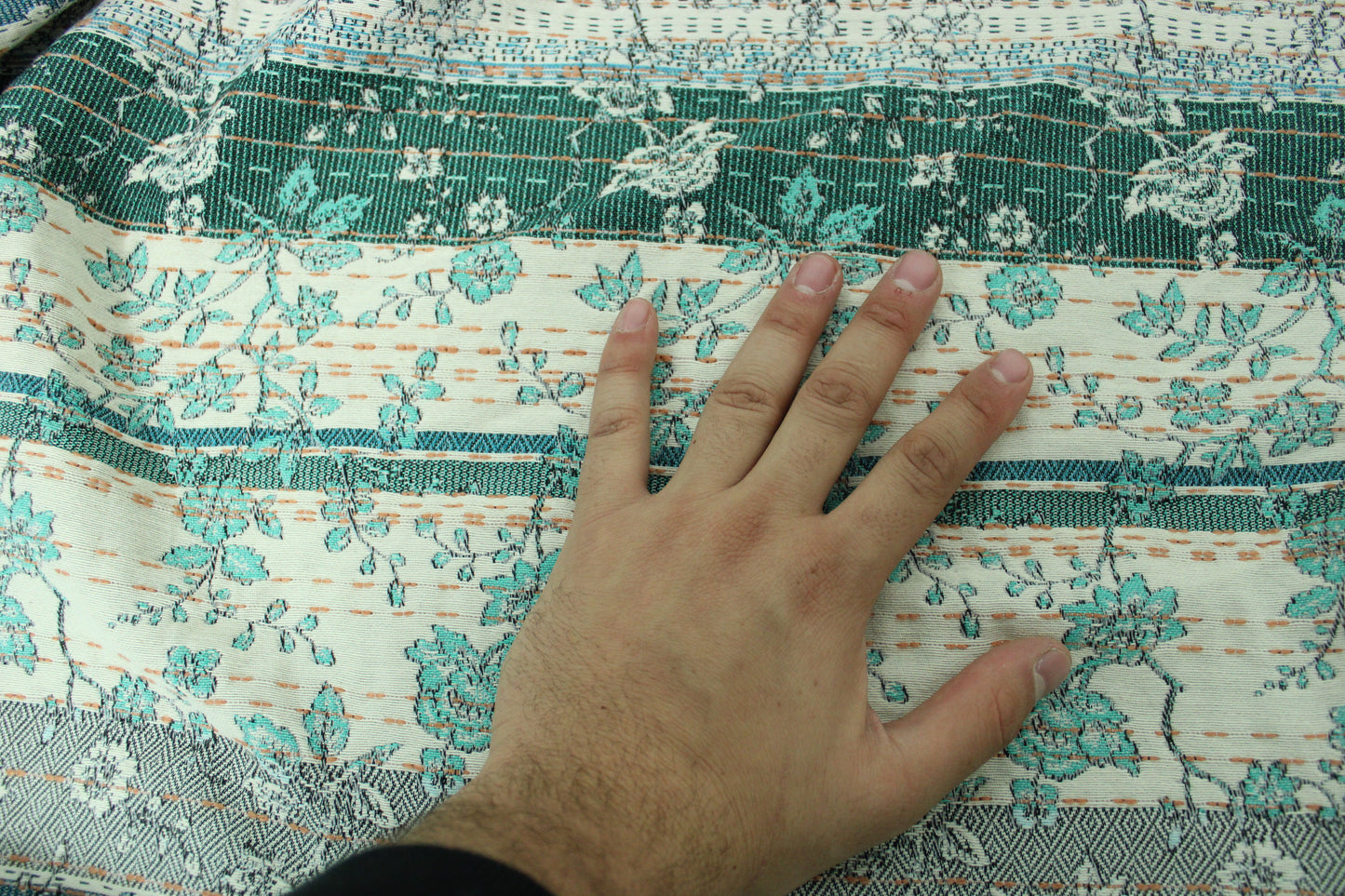 Tissu brocart motif fleuri - ton bleu - photo 4/4 | So Tissus