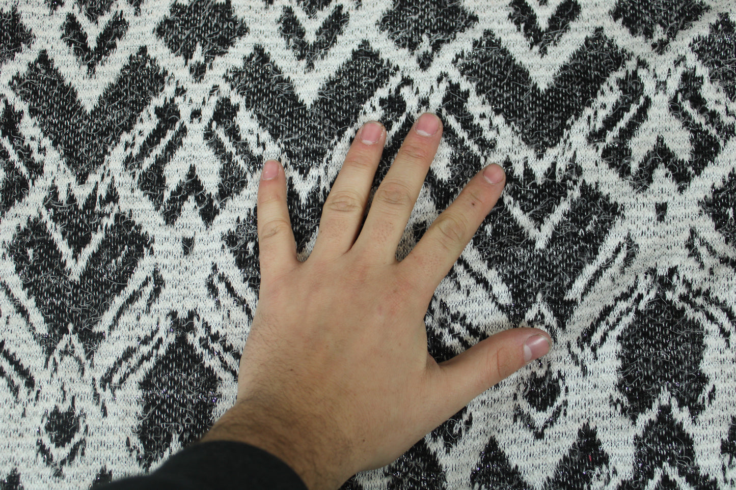 Tissu maille duveteuse - noir et blanc - photo 4/4 | So Tissus