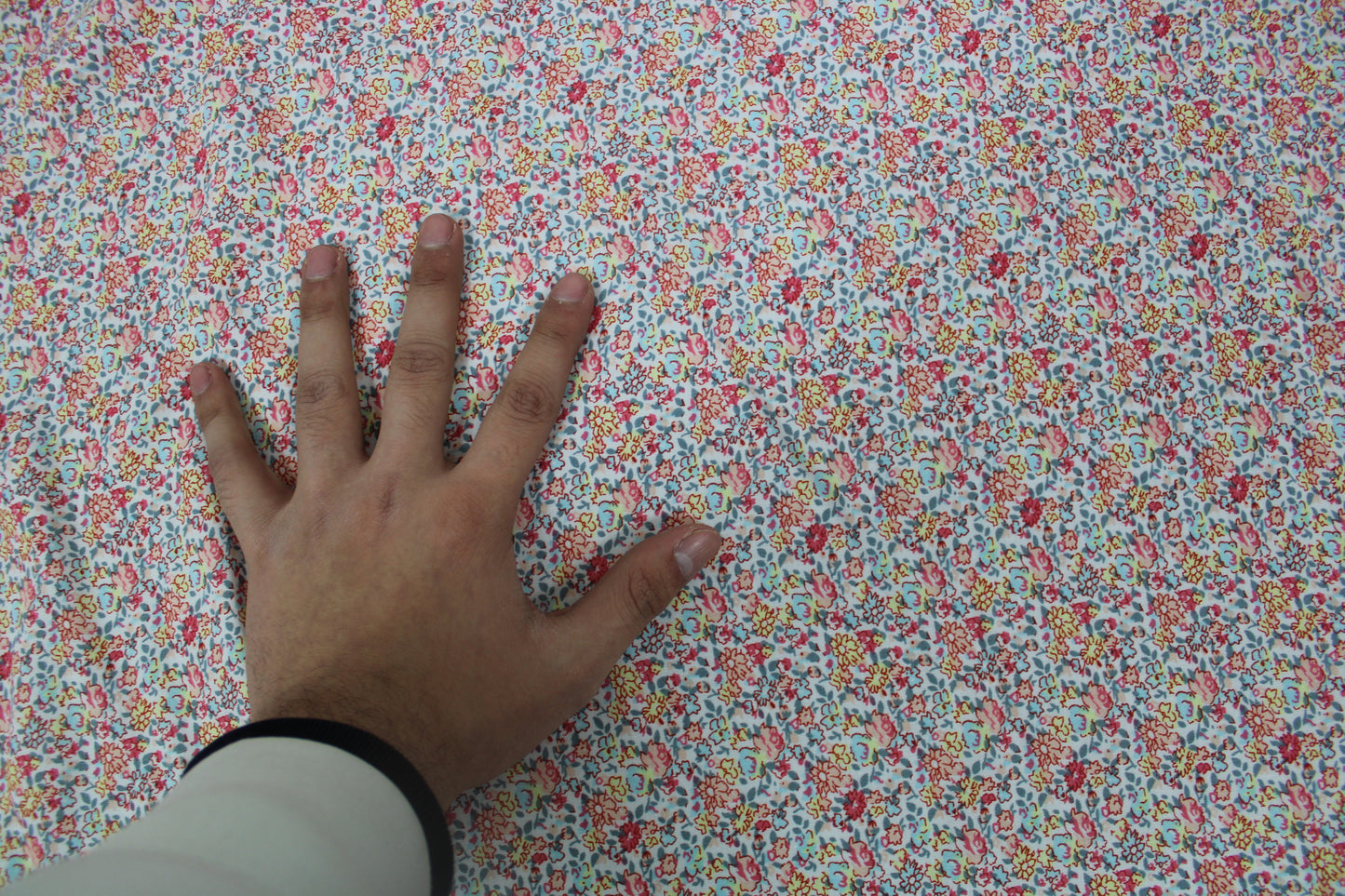 Tissu javanaise de viscose - imprimé petites fleurs - photo 4/4 | So Tissus