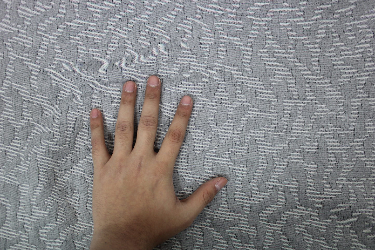 Tissu brocart - motif tâcheté - gris clair et blanc - photo 4/4 | So Tissus