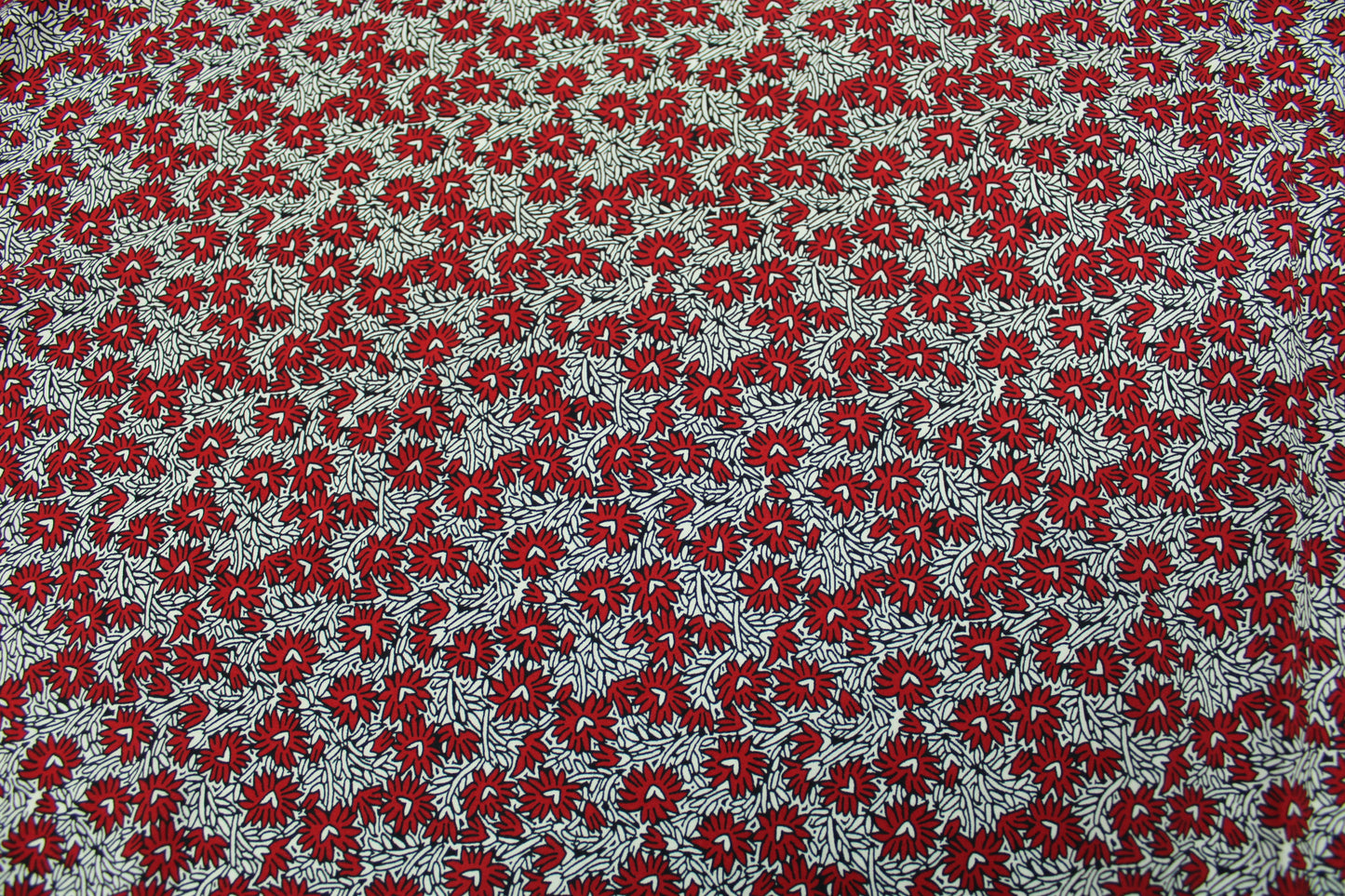 Tissu crêpe - imprimé fleur coeur - rouge, noir et blanc - photo 5/5 | So Tissus