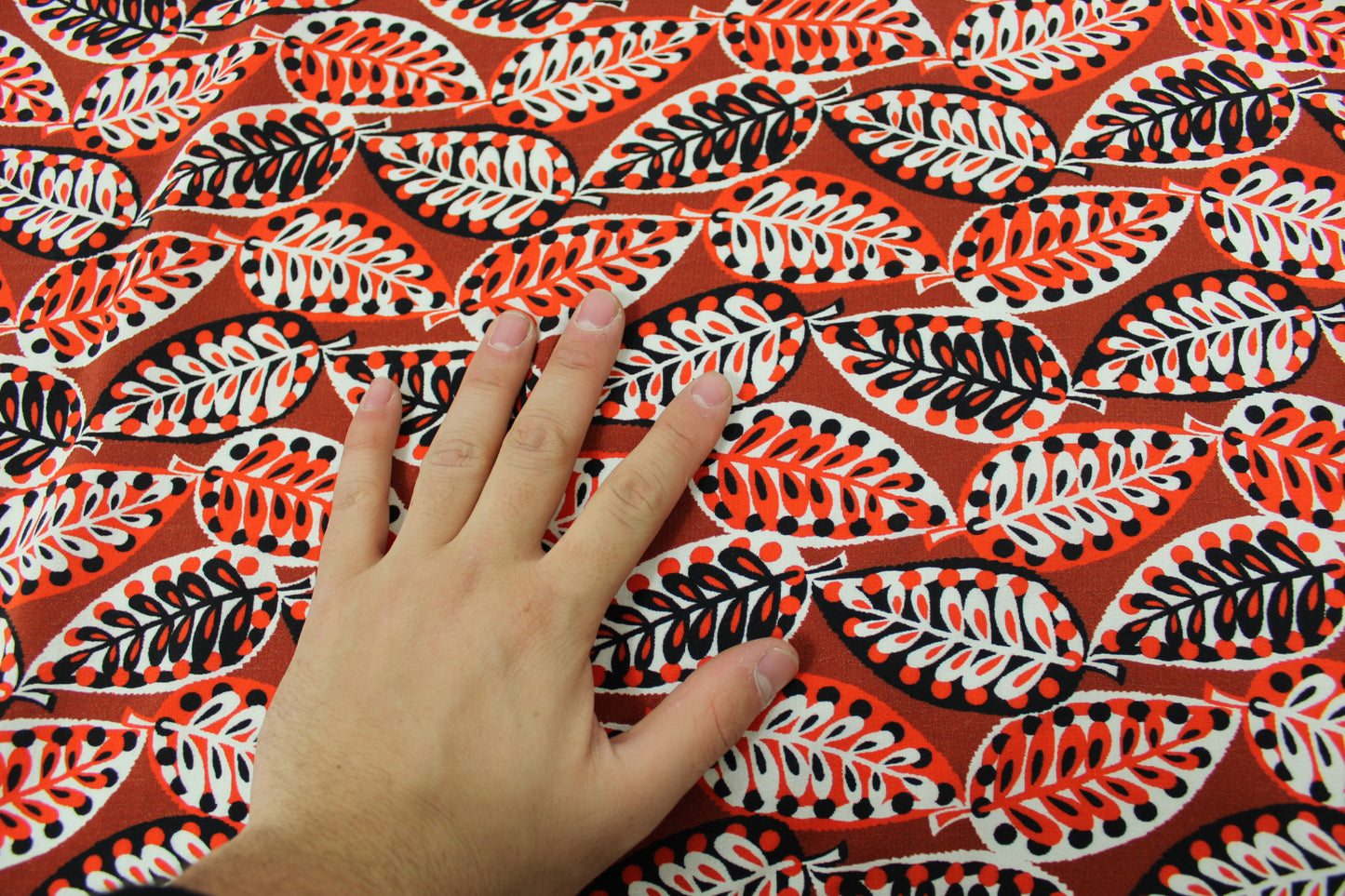 Tissu crêpe viscose - imprimé grandes feuilles abstraites - photo 5/5 | So Tissus