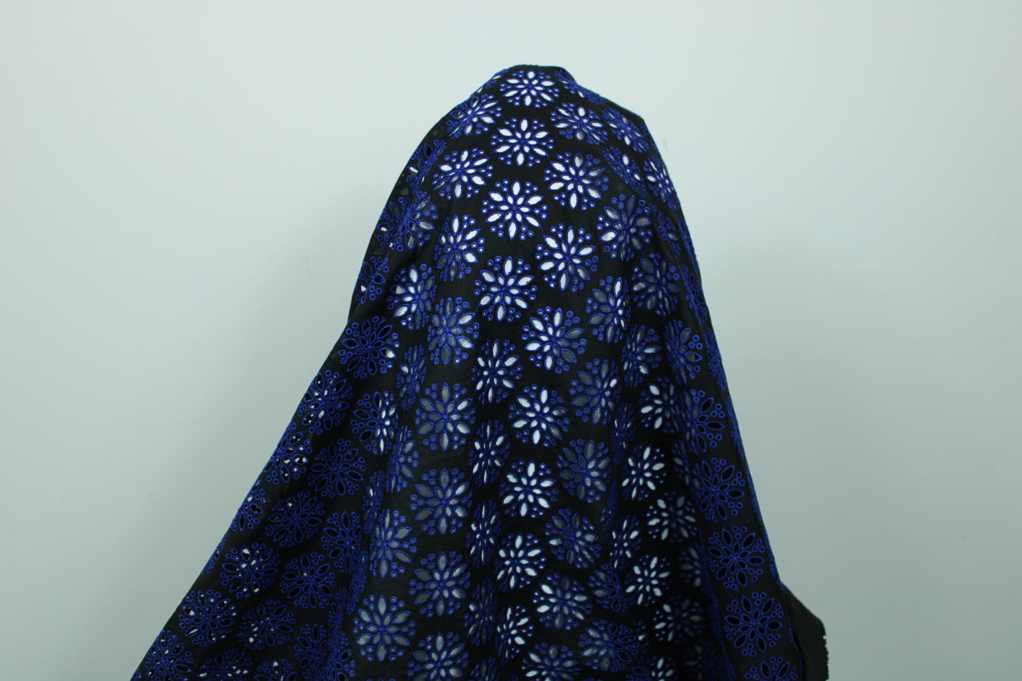 Tissu broderie anglaise - noir et bleu - photo 5/5 | So Tissus