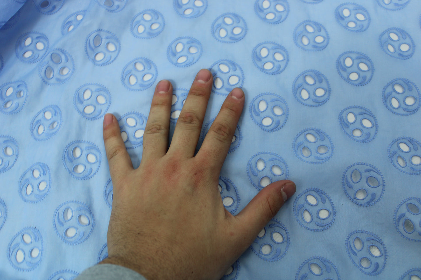 Tissu broderie anglaise - motif circulaire - bleu ciel - photo 4/4 | So Tissus