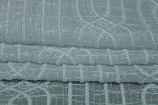 Tissu voile coton brodé - motif géométrique - blanc irisée - photo 2/6 | So Tissus