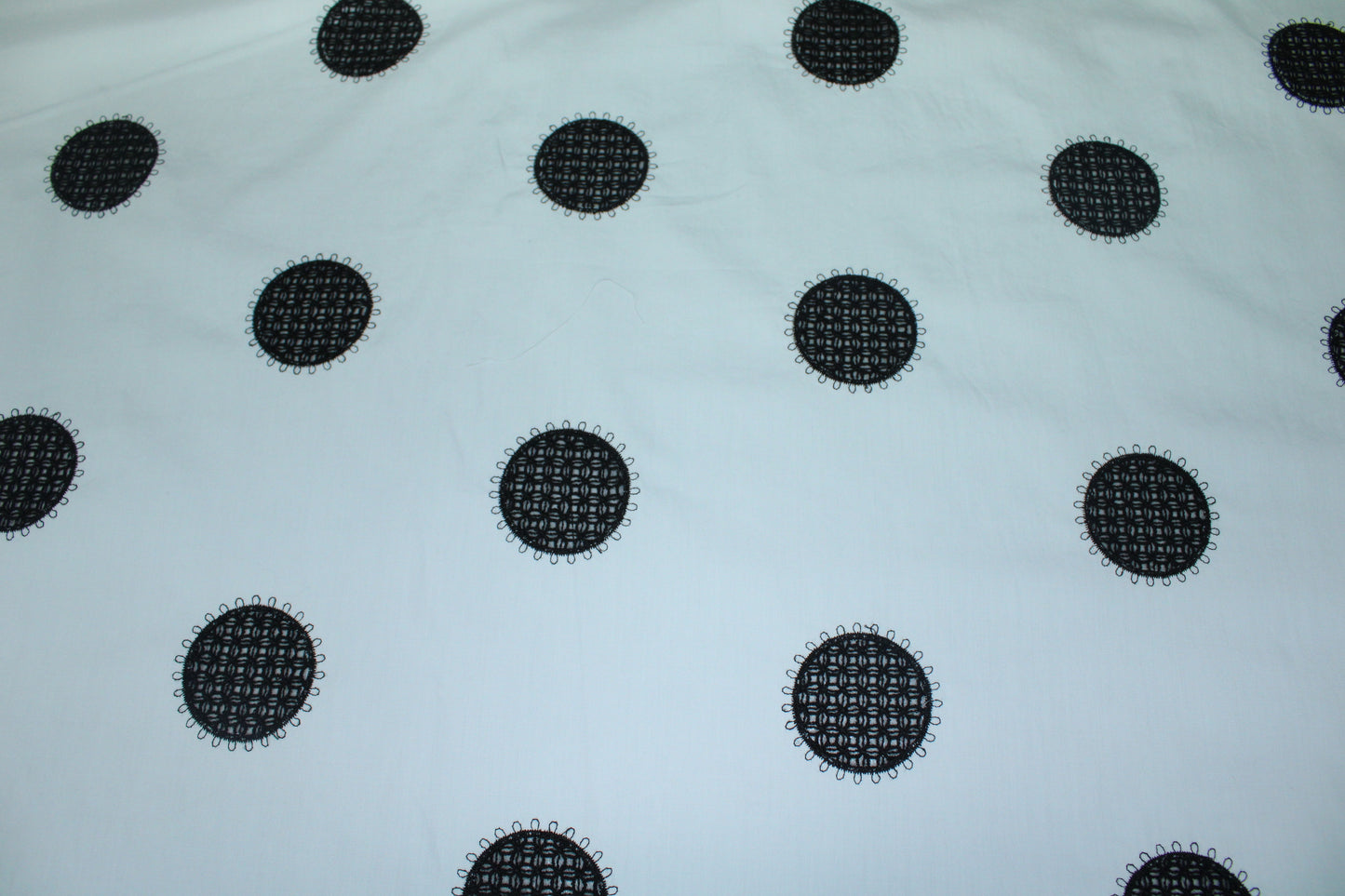 Tissu broderie anglaise - blanc et noir - photo 5/5 | So Tissus