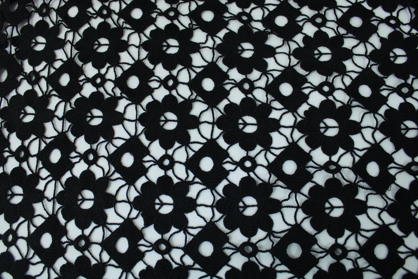 Tissu guipure à motif fleuri - noir - photo 5/5 | So Tissus