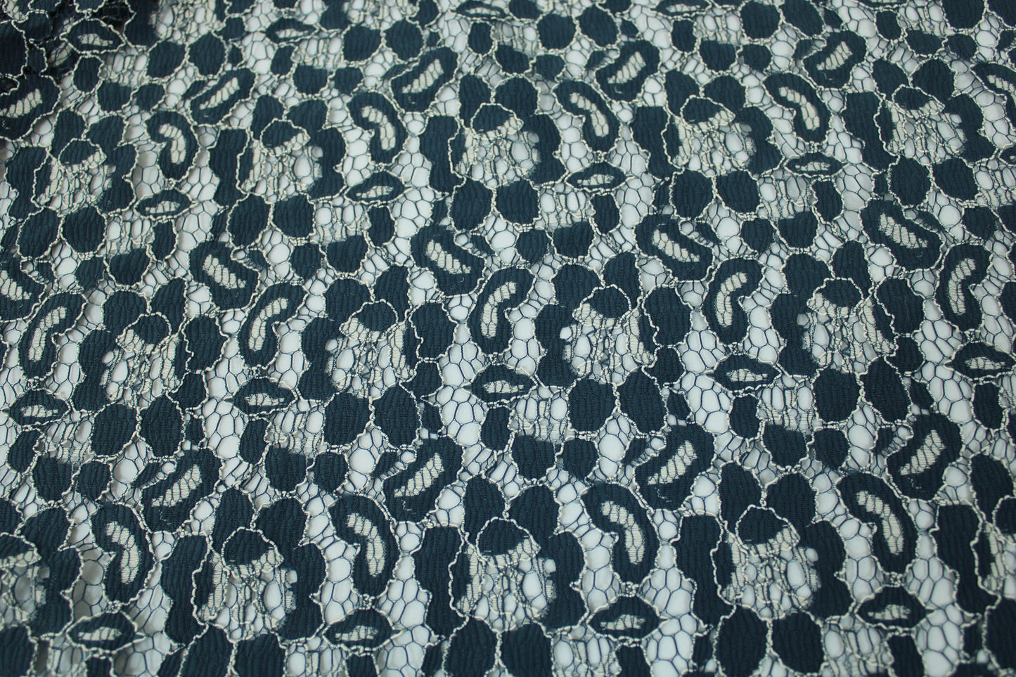 Tissu dentelle fleuri - bleu pétrole et blanc - photo 5/5 | So Tissus