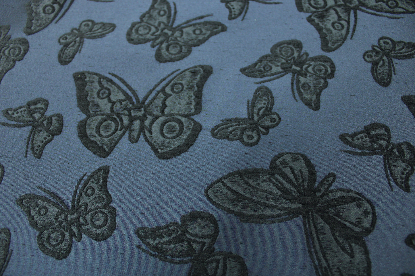 Tissu brocart motif papillons - ton bleu marine - photo 5/5 | So Tissus